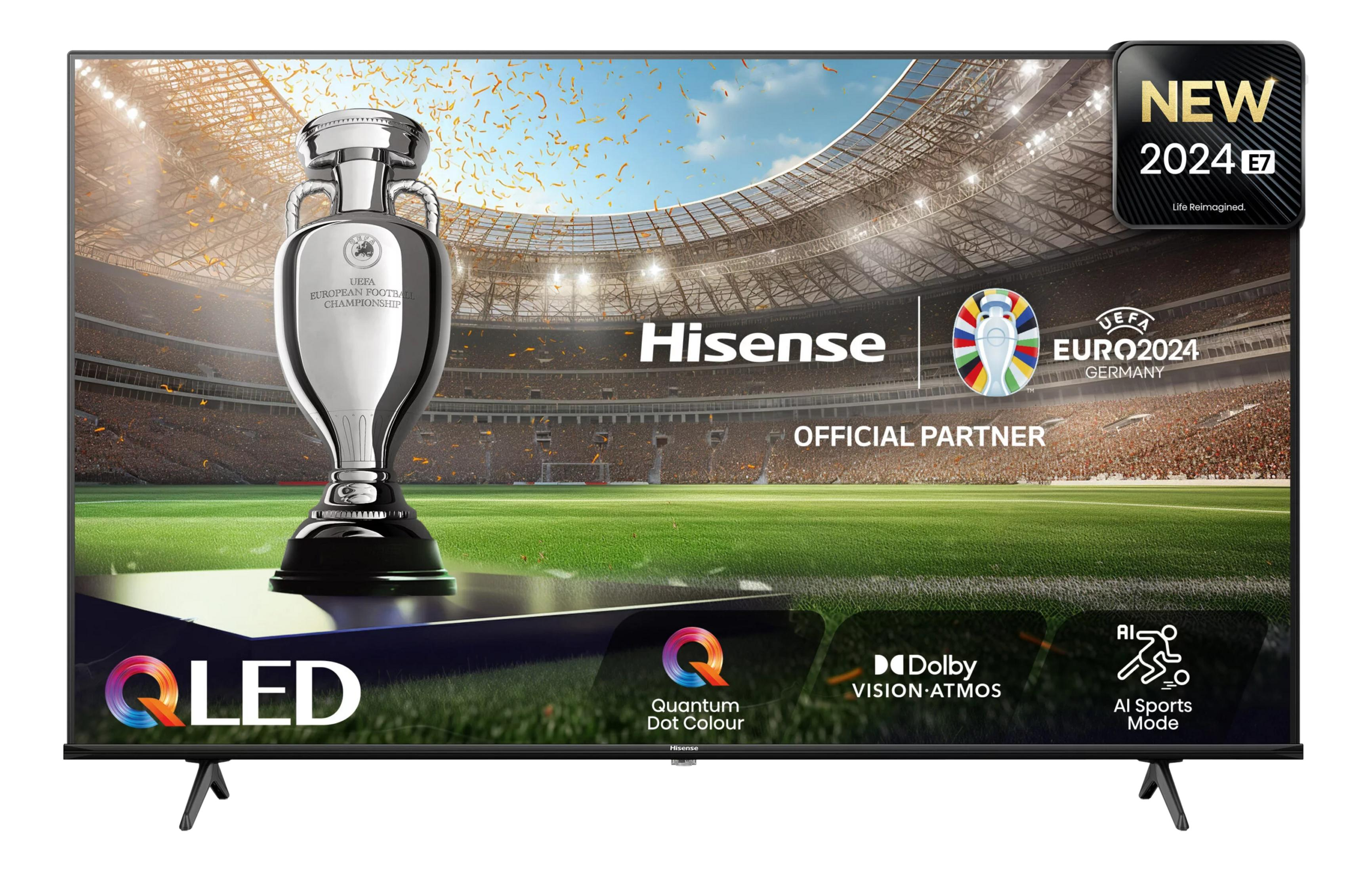 Telewizor Hisense QLED pokazuje puchar, stadion, EURO2024. Z funkcjami 'NOWOŚĆ 2024' i 'AI Sports Mode'.
