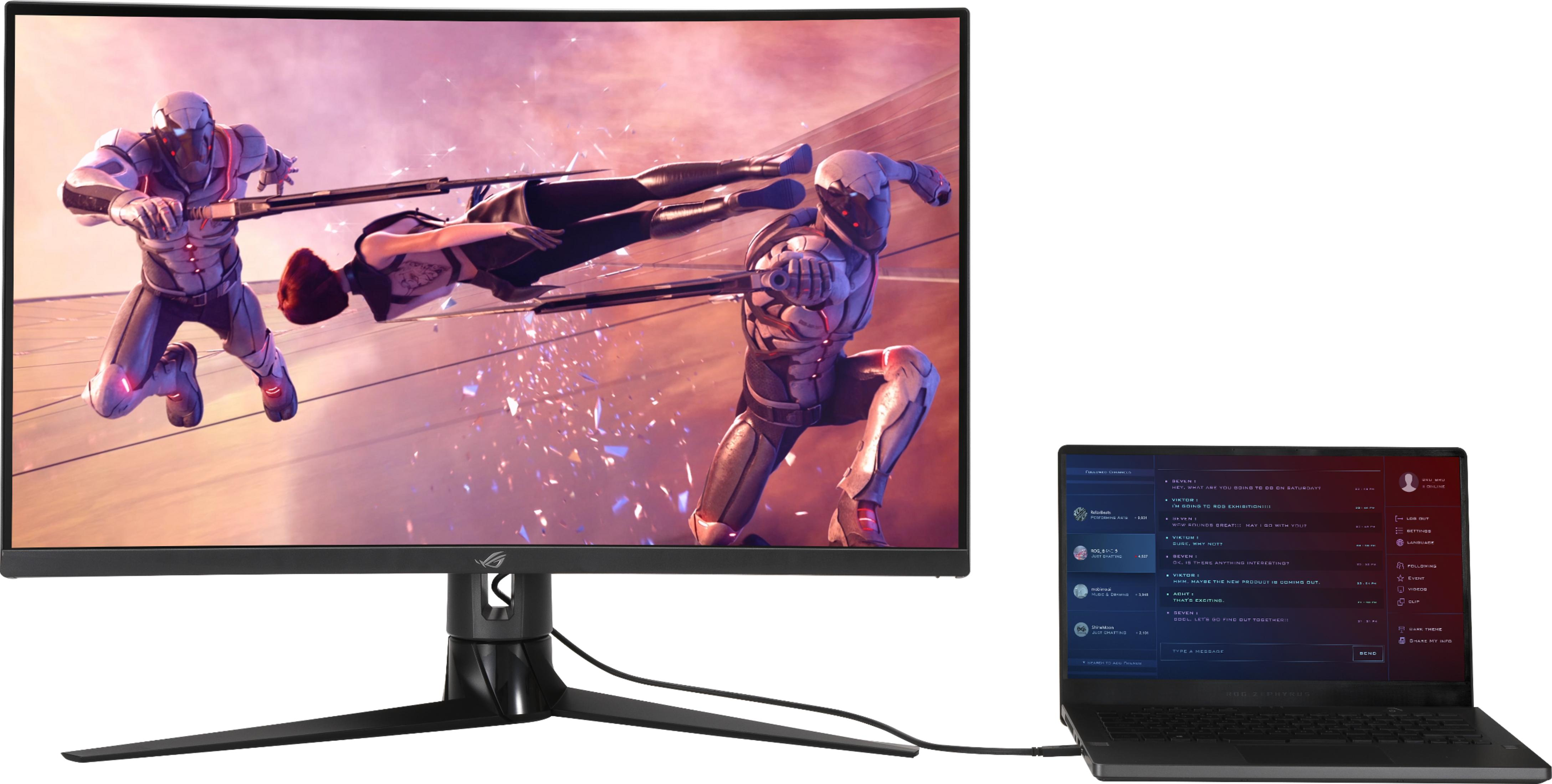 Een gamingmonitor toont een spel met futuristische personages. Een laptop ernaast toont chatberichten.