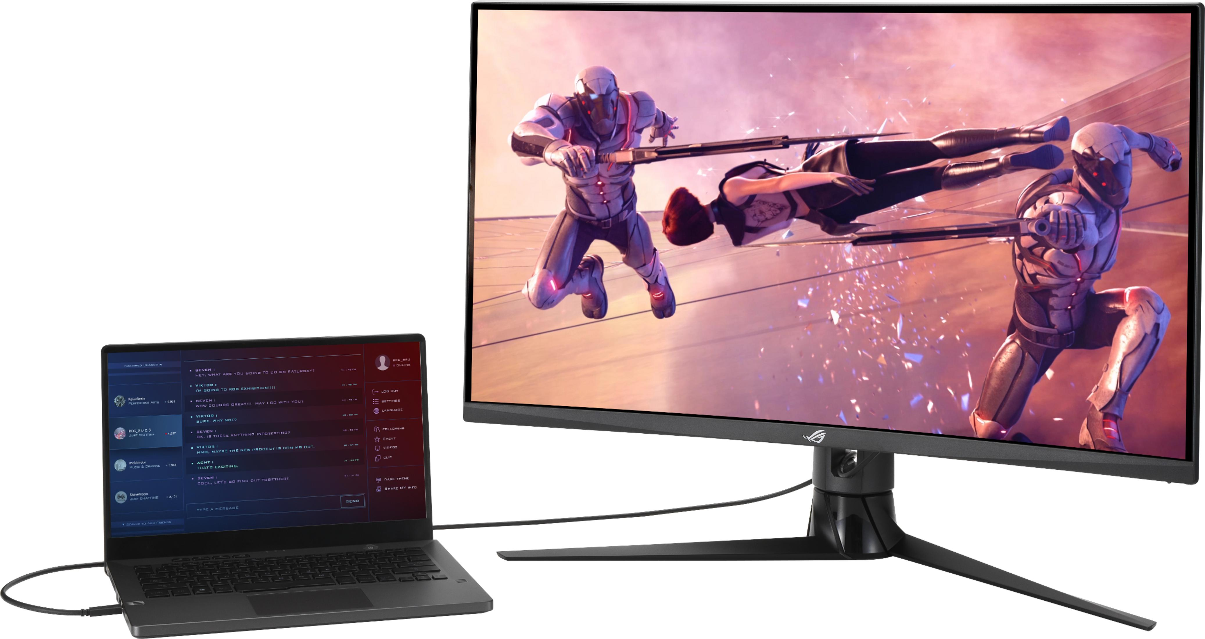 Een laptop toont een chat, een grote monitor een spel met robots.