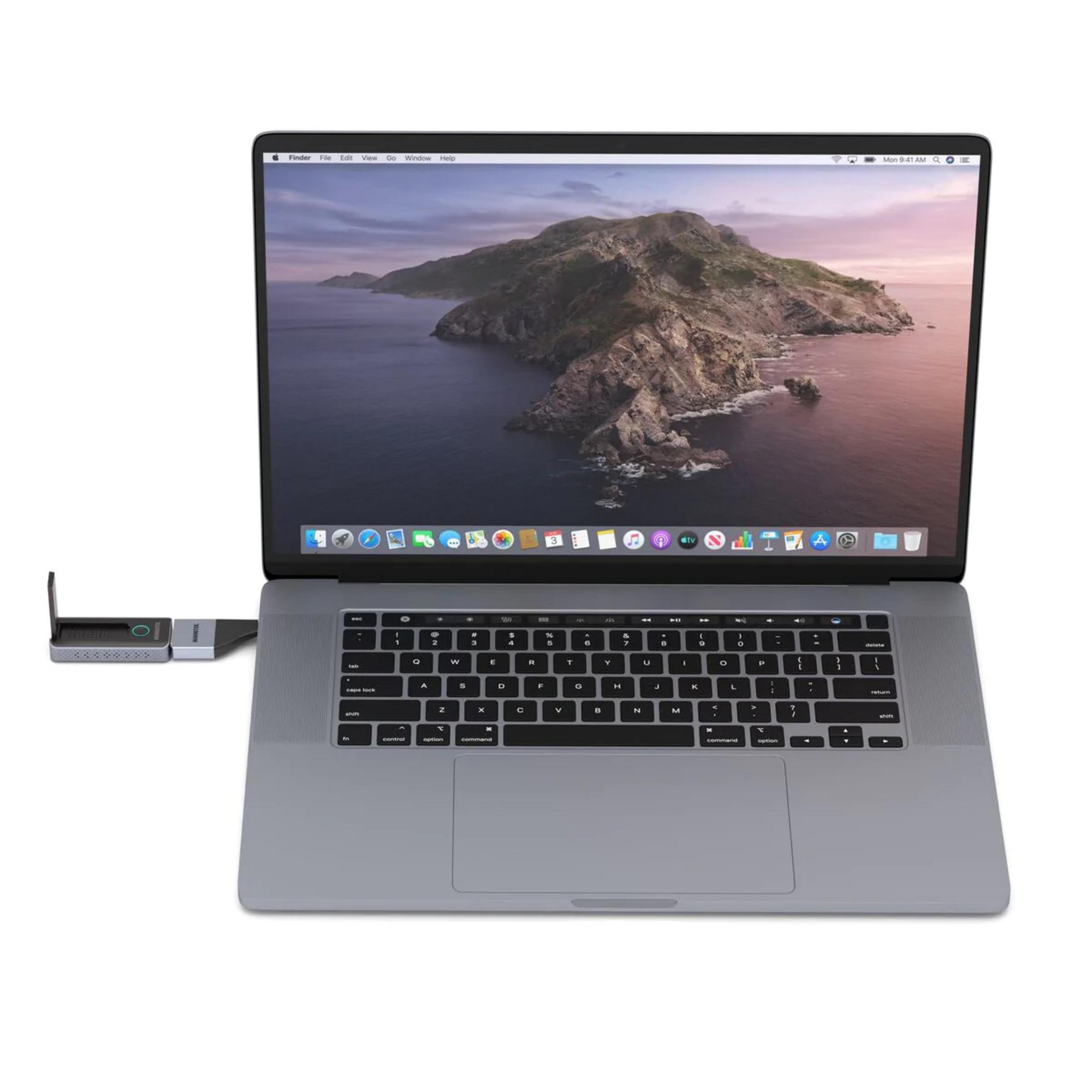 Un portátil con un concentrador USB externo conectado a su puerto.