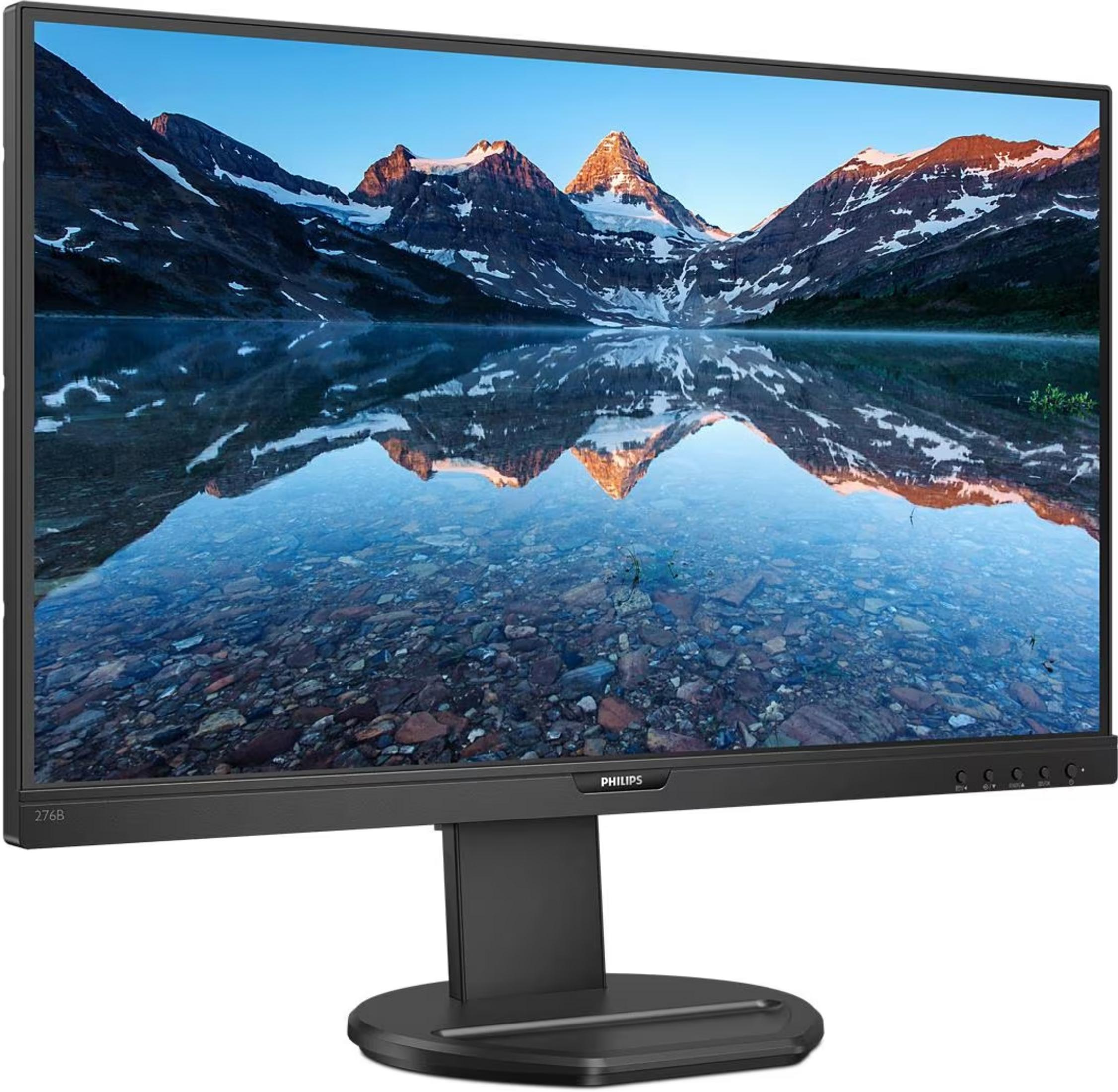 Un monitor muestra el reflejo de montañas nevadas en un lago tranquilo.