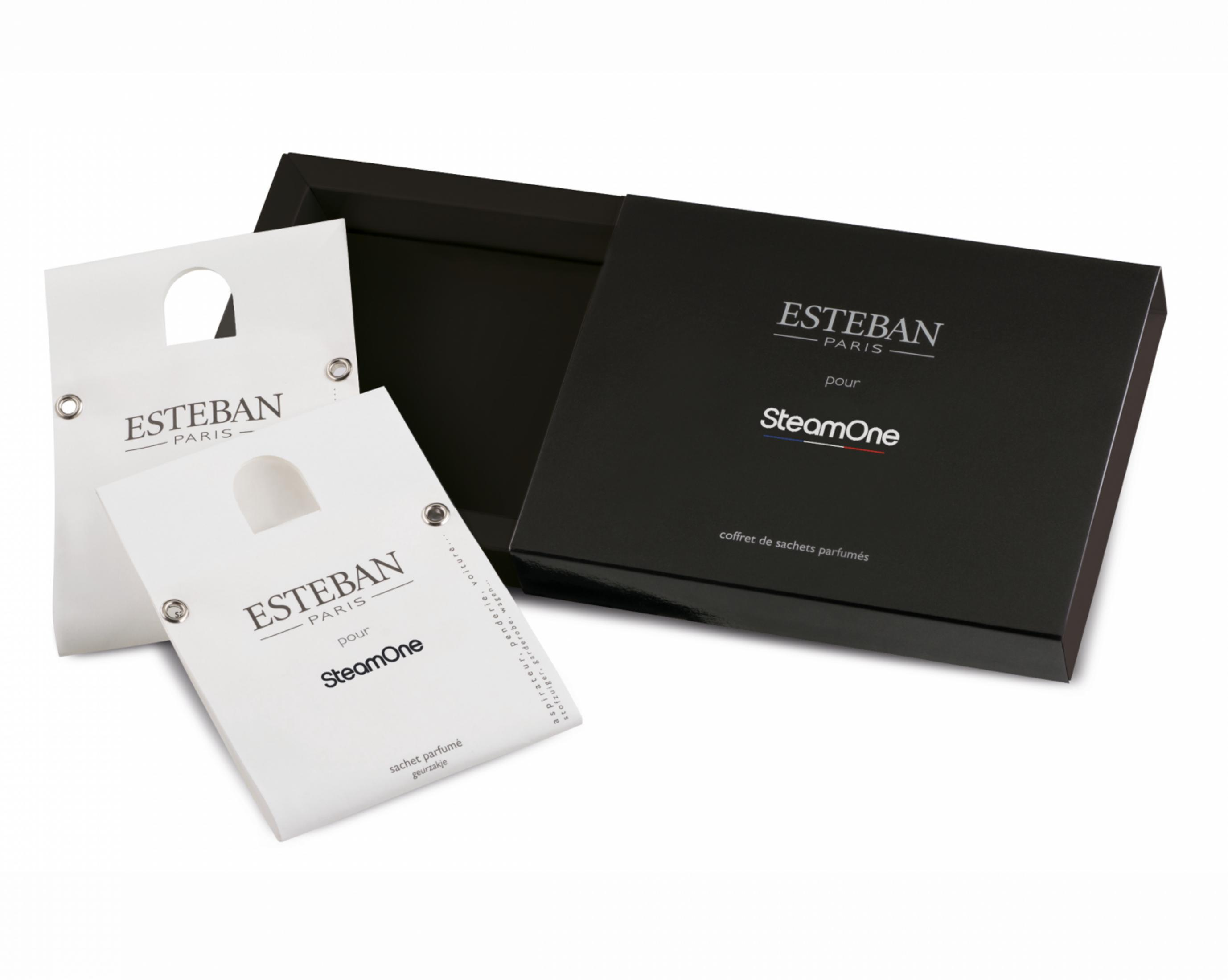 Une boîte noire avec deux sachets parfumés Esteban Paris SteamOne.