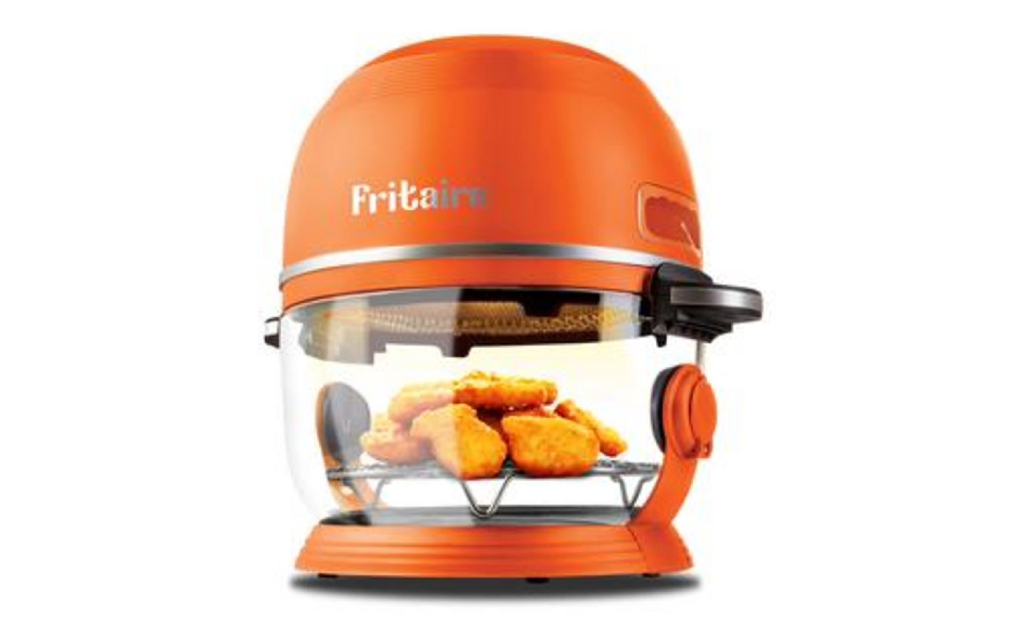 Eine orangefarbene Heißluftfritteuse mit Hähnchen-Nuggets auf einem Rost im Inneren.