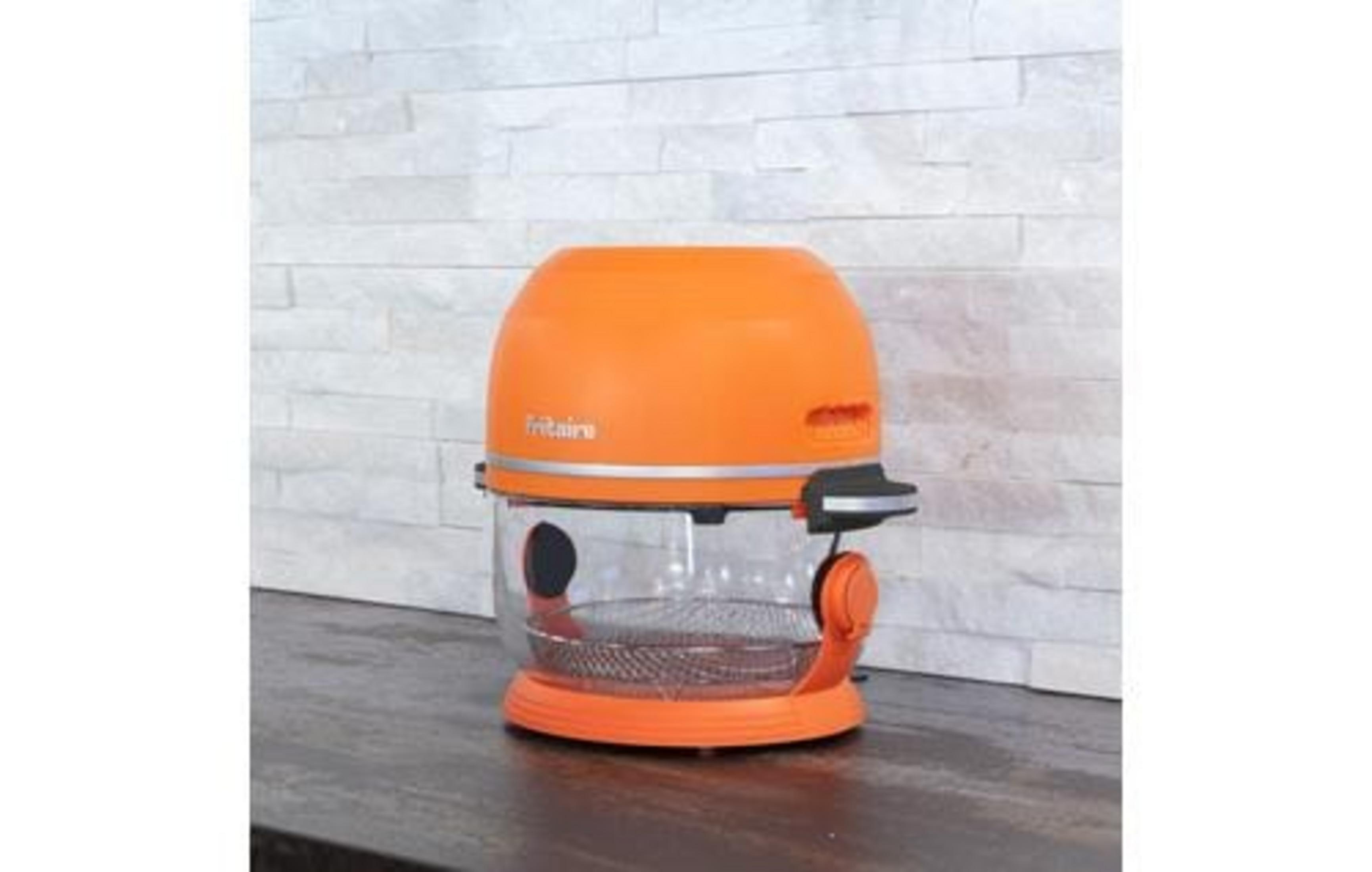 Eine orangefarbene Heißluftfritteuse mit Glasbehälter und silbernem Einsatz.