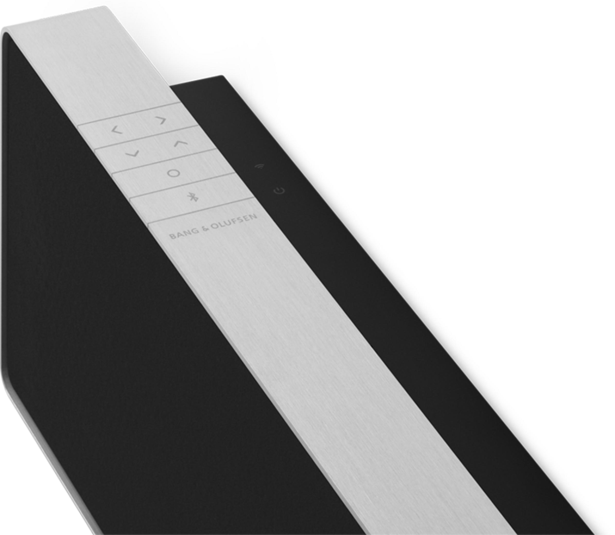Dispositivo negro con panel de control y botones plateados.