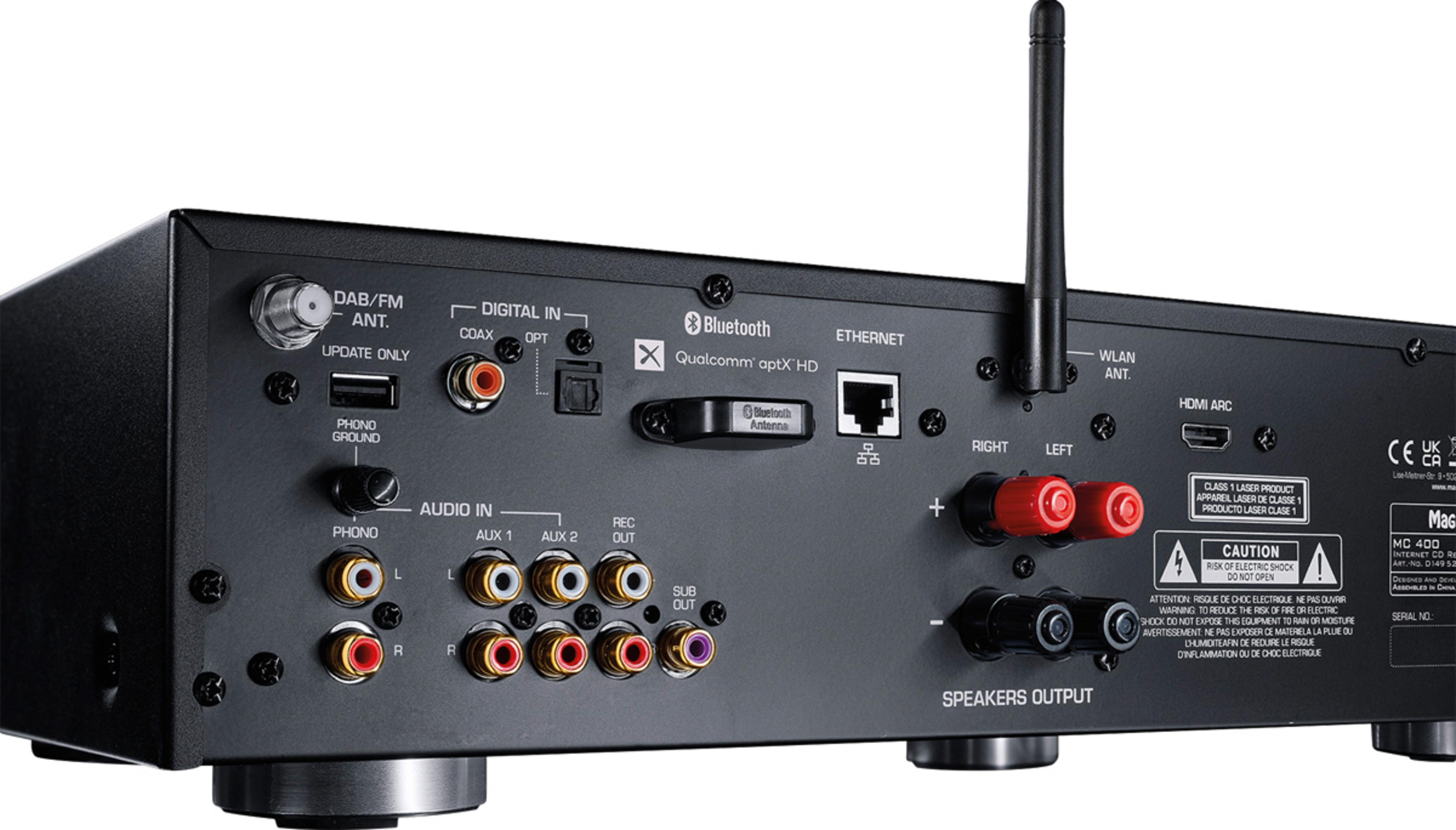 Rückseite eines schwarzen Audiogeräts mit Anschlüssen wie DAB/FM, USB, Ethernet, HDMI und Lautsprecherausgängen.