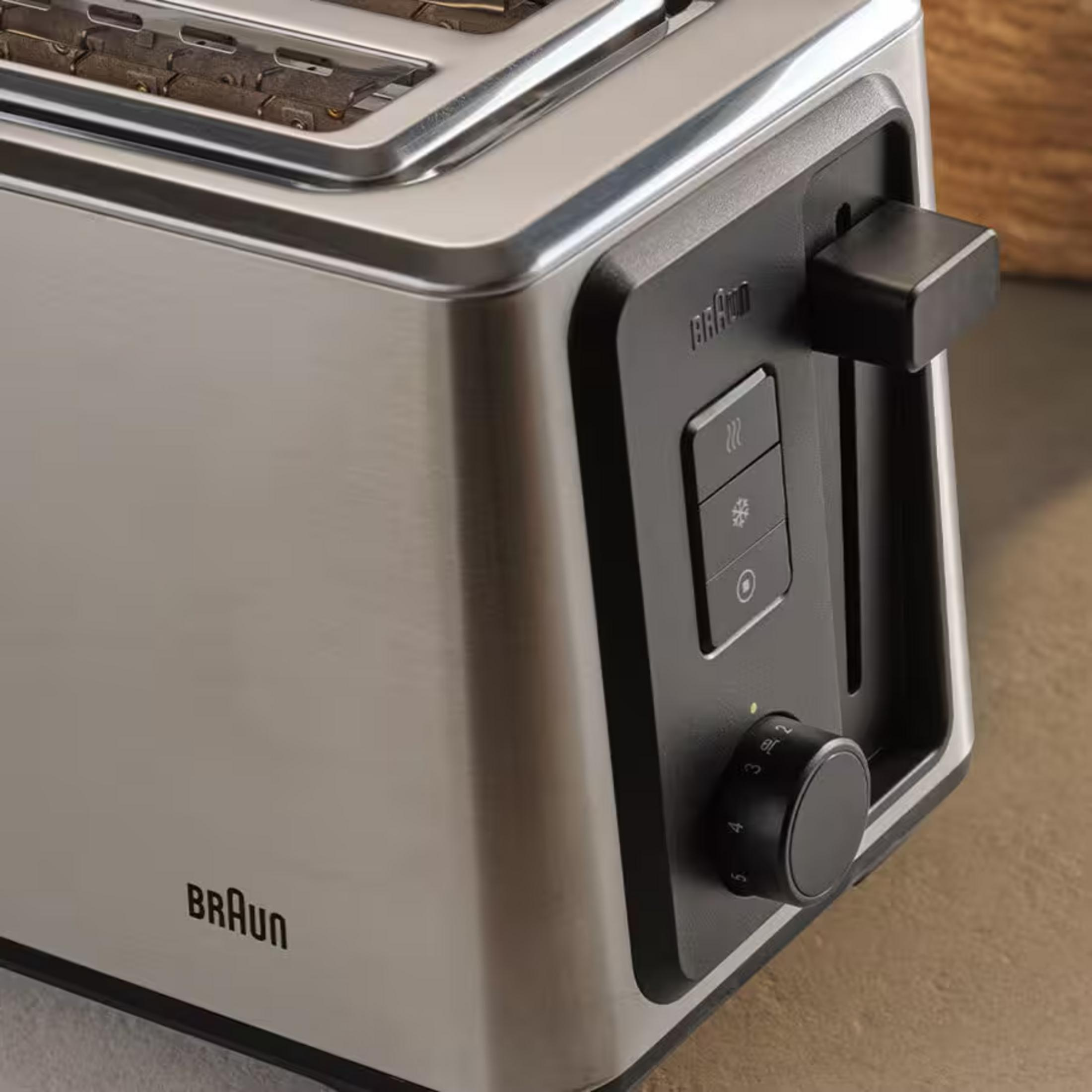 Un tostador plateado Braun con panel de control y dial negros.