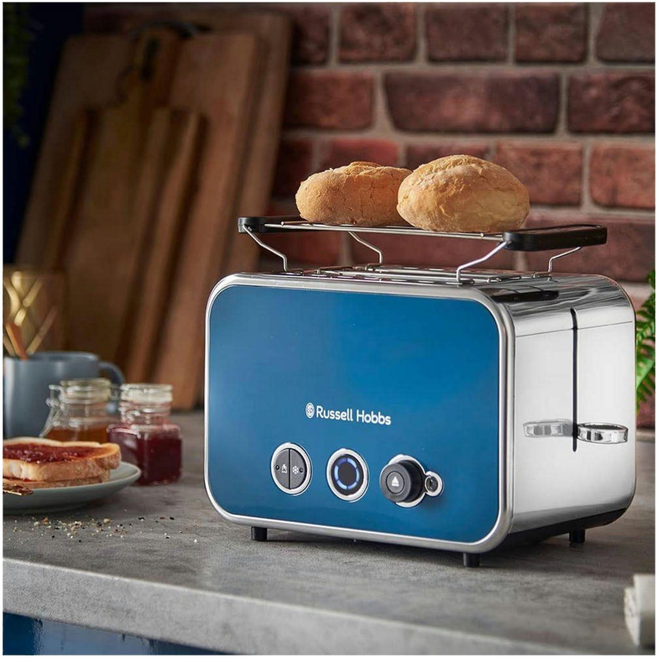 Ein blauer Russell Hobbs Toaster mit zwei Brötchen auf dem Rost.
