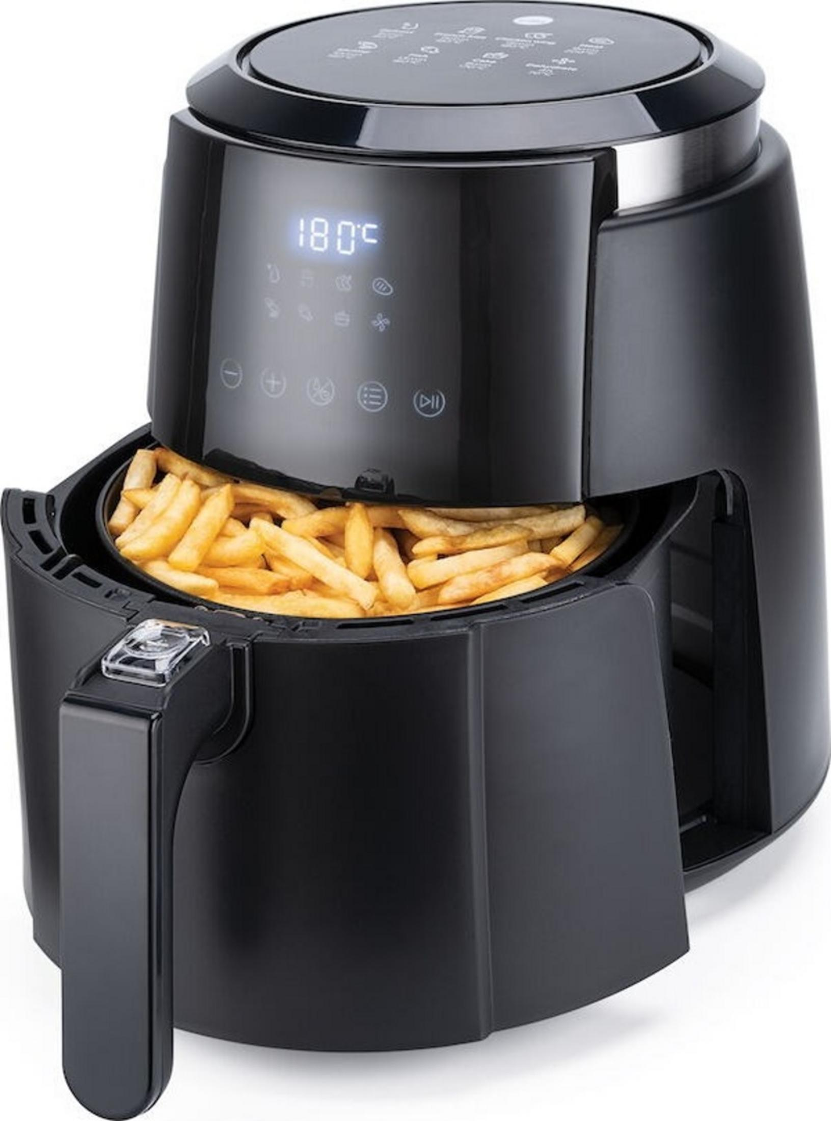 Freidora de aire negra con una cesta llena de papas fritas. Pantalla digital muestra 180°C.