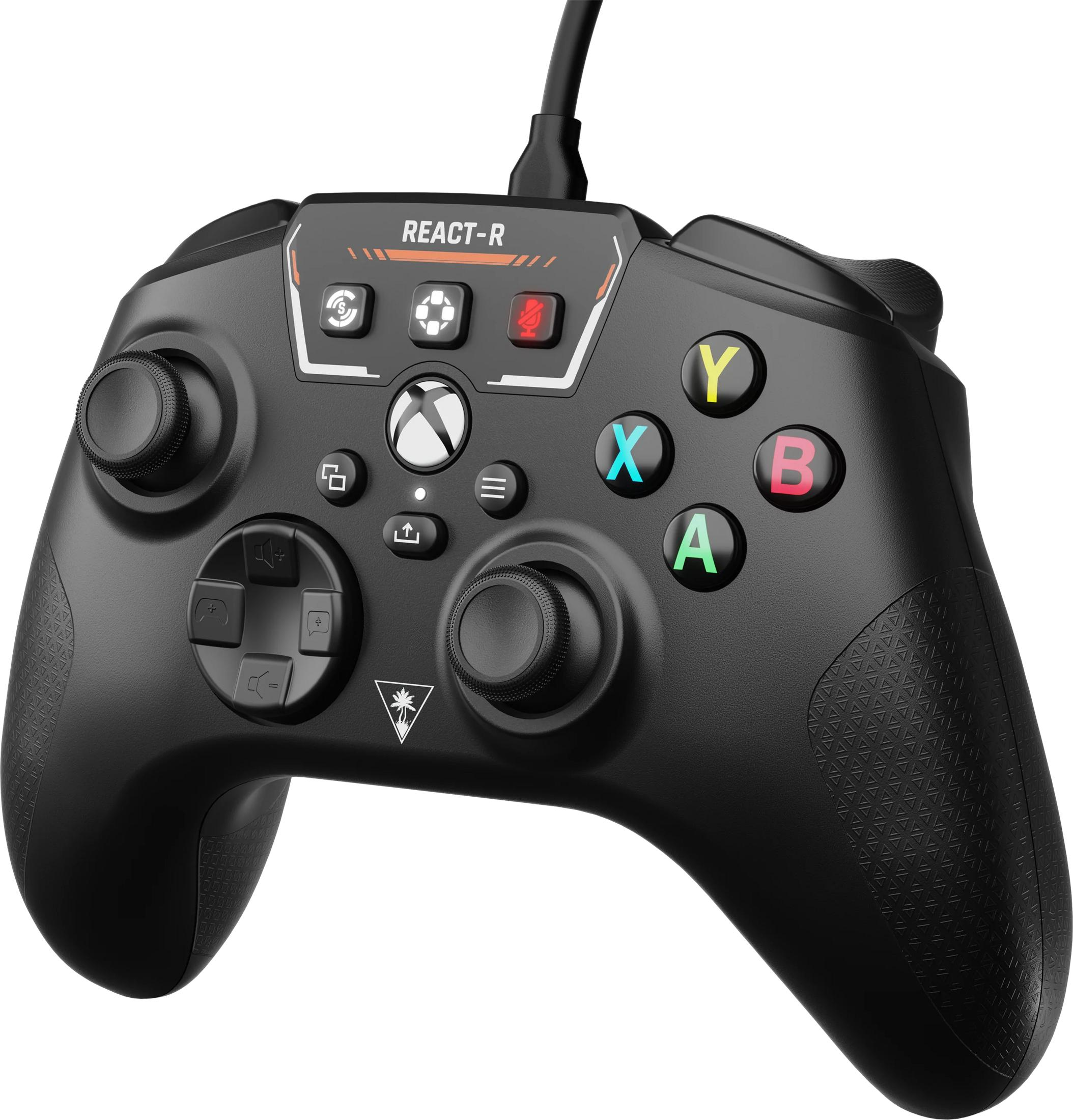 Ein schwarzer Gaming-Controller mit Tasten und Joysticks, der mit einem Kabel verbunden ist.