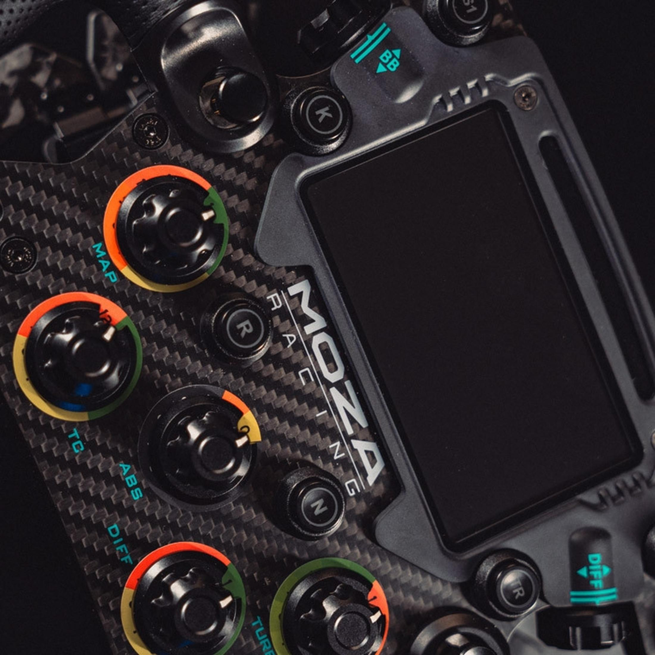Primer plano de un volante de carreras negro con detalles de fibra de carbono, botones y pantalla.