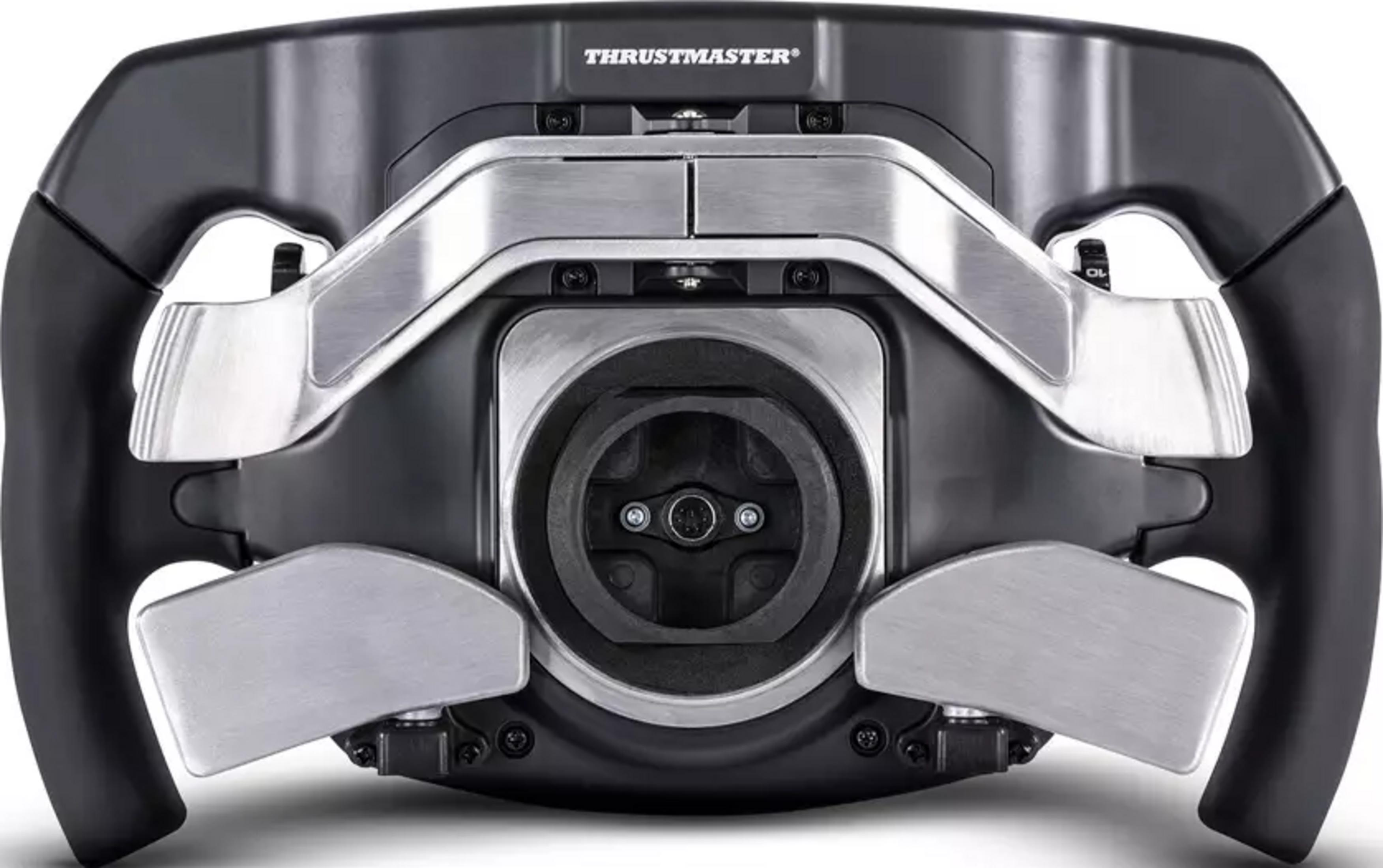 Un volante de juego negro con detalles plateados y logo Thrustmaster.