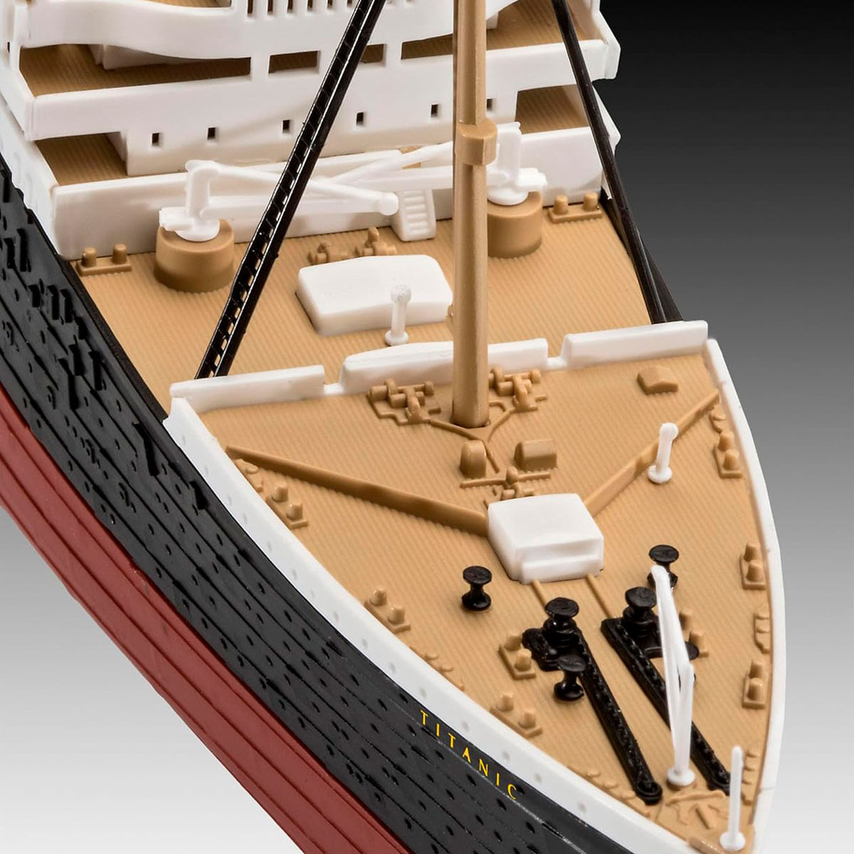Primo piano del modello della nave Titanic, con ponte in legno, dettagli neri e scafo rosso.