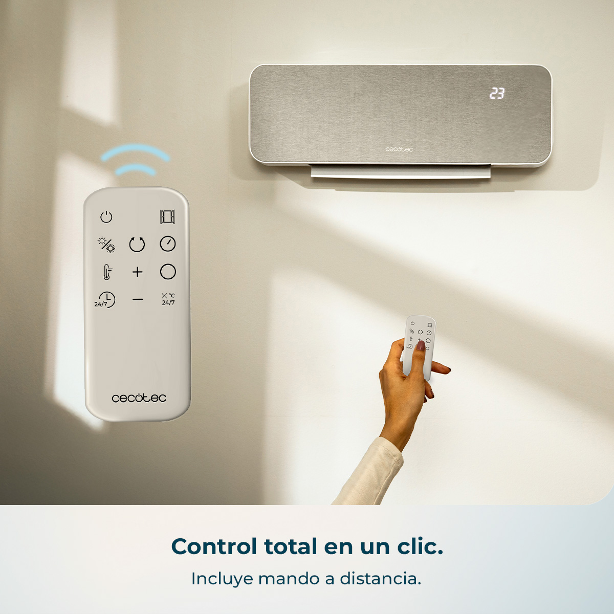 Un pannello di condizionamento bianco e una mano che tiene un telecomando.