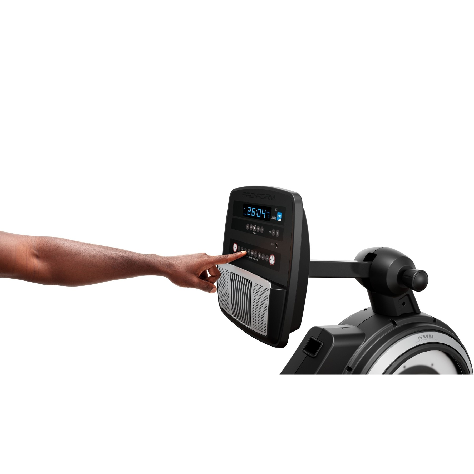 Eine Hand berührt den Bildschirm eines schwarzen Fitnessgeräts mit Zeitangabe 26:04.