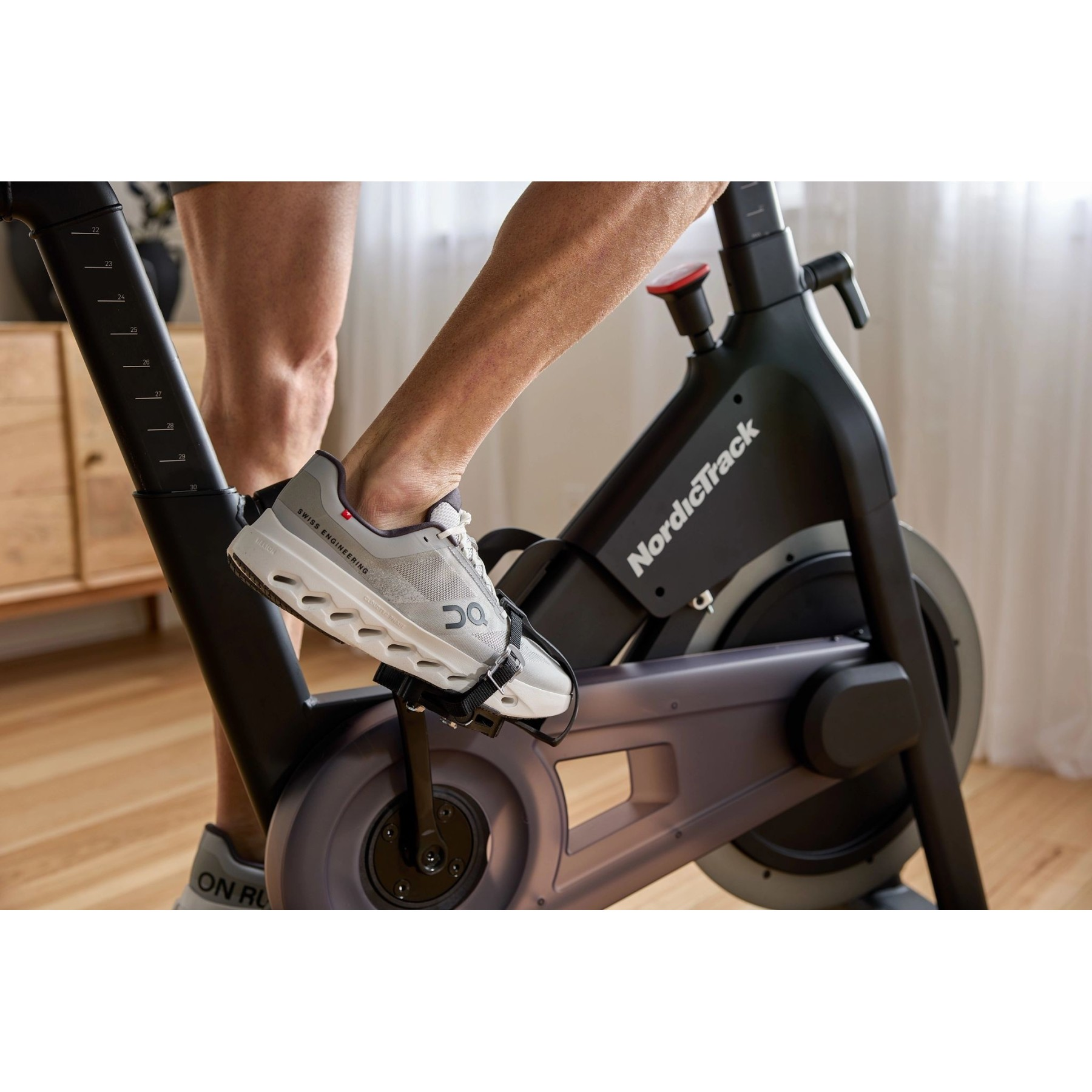 Ein Mann fährt ein NordicTrack-Fahrrad, Nahaufnahme des Fußes im Schuh.