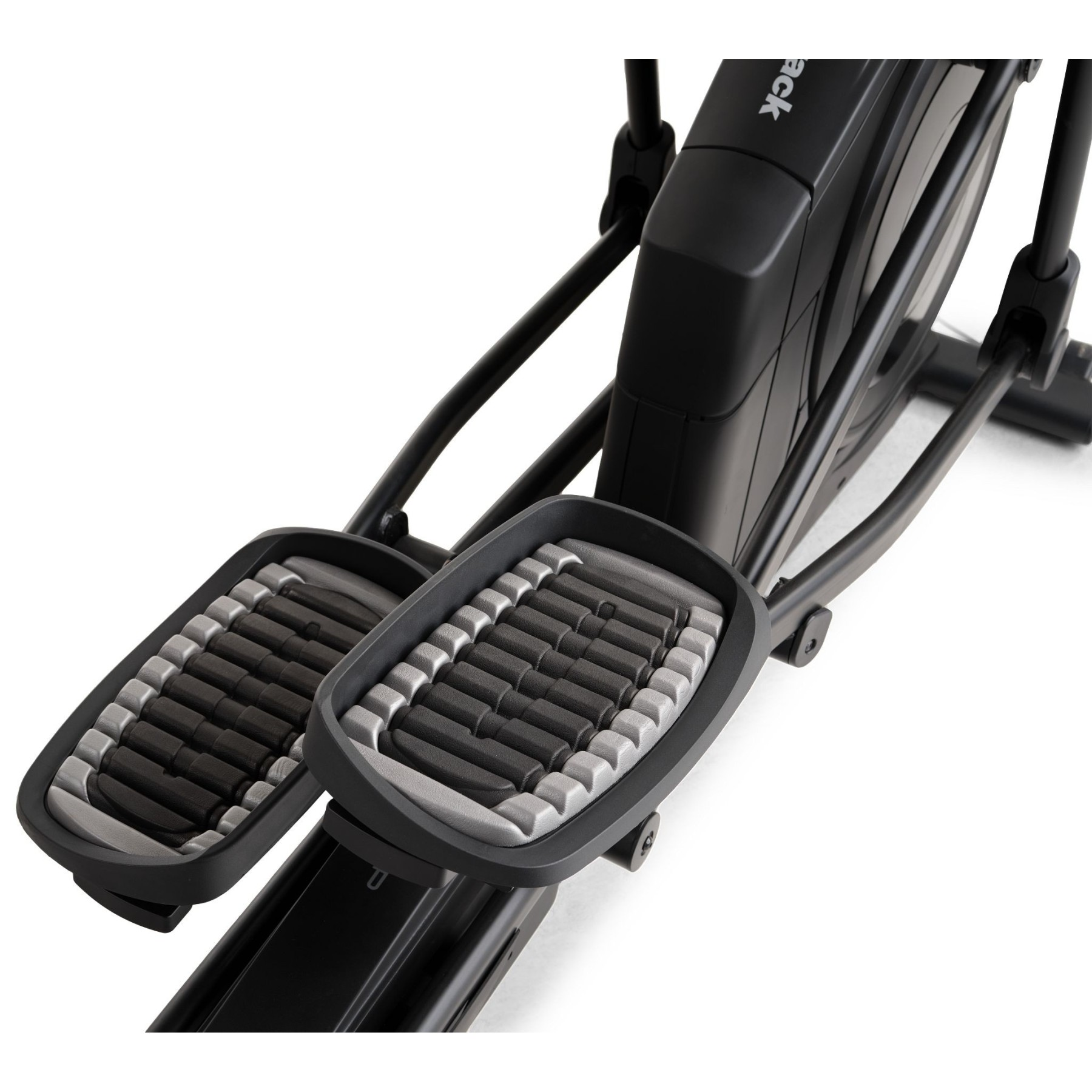 Schwarzes Ellipsentrainer-Pedal mit Rillen und Griffen, Nahaufnahme.