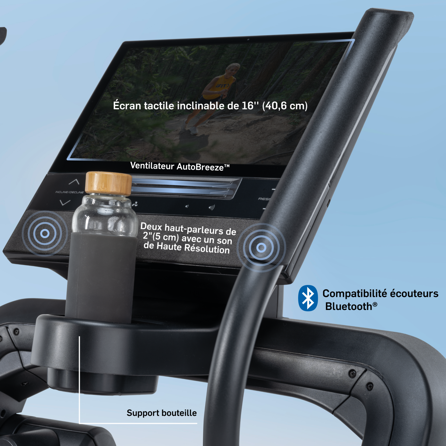 Großer Touchscreen mit Trainingsvideo, Flaschenhalter, Lautsprecher und Bluetooth.