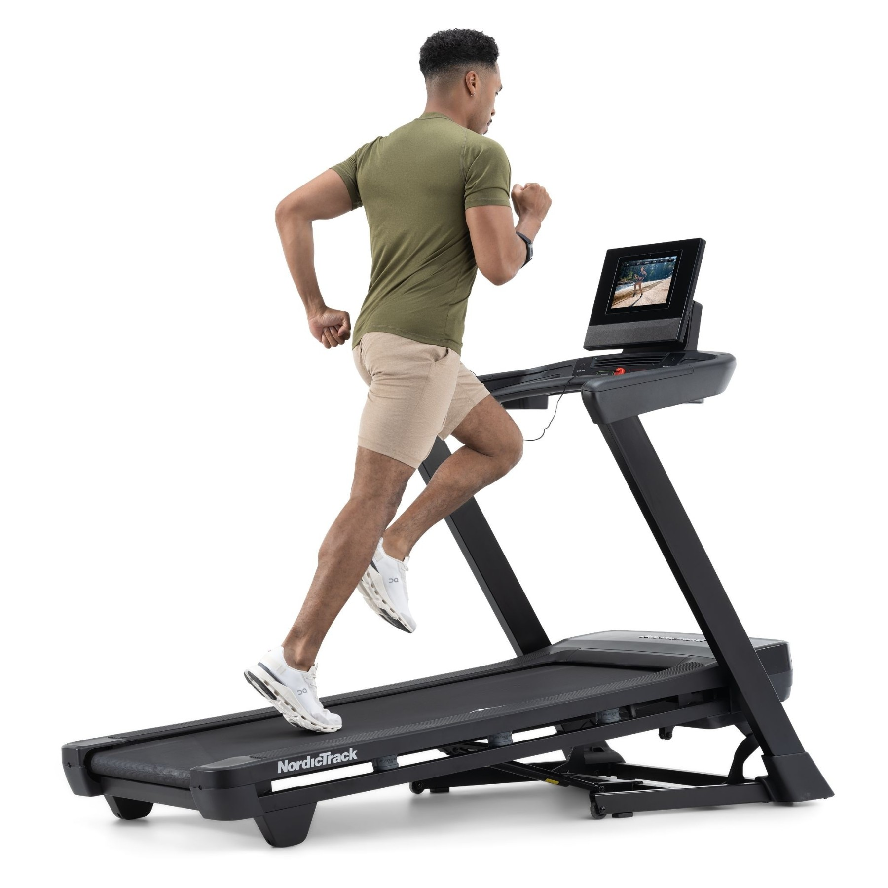 Mann in grünem Hemd und beiger Hose läuft auf einem schwarzen NordicTrack Laufband mit Bildschirm.