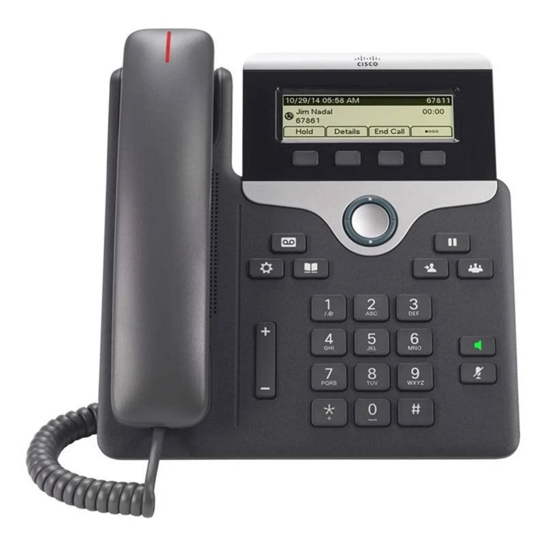 Un téléphone Cisco noir avec cordon spiralé et écran affichant les infos.