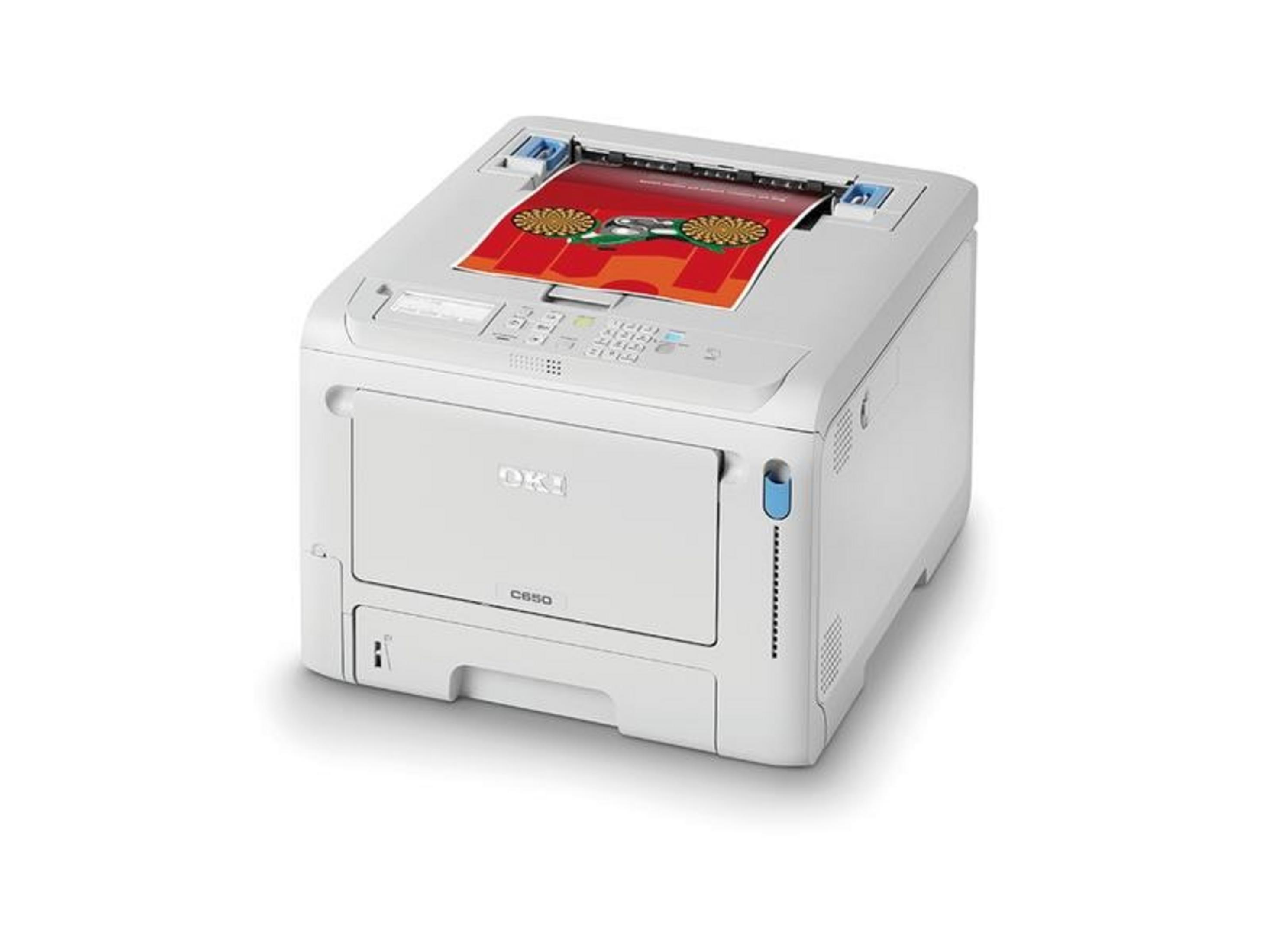 Biała drukarka OKI C650 z kolorowym arkuszem papieru wychodzącym z podajnika wyjściowego.