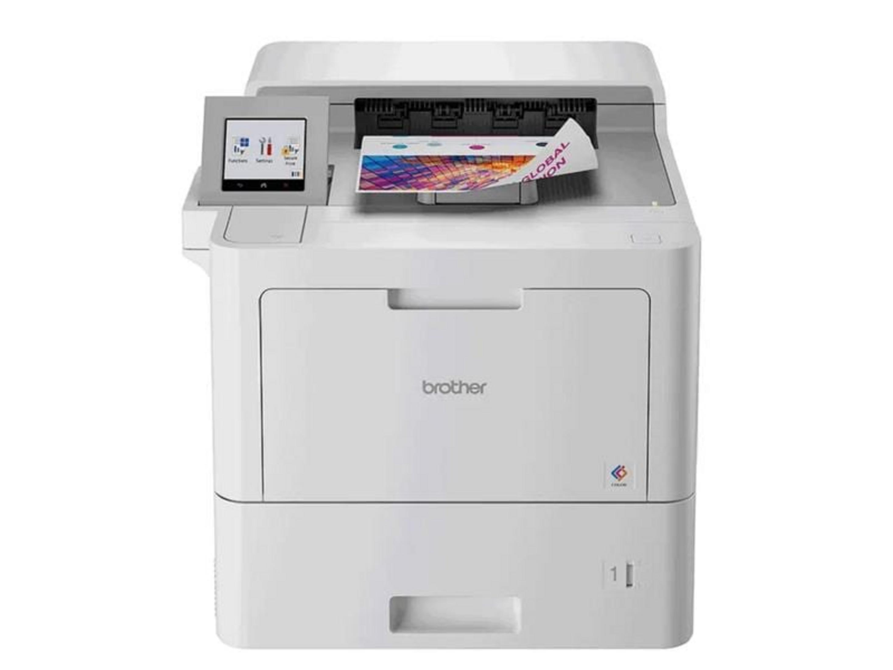 Una stampante Brother bianca con display a colori e un foglio di carta parzialmente inserito.