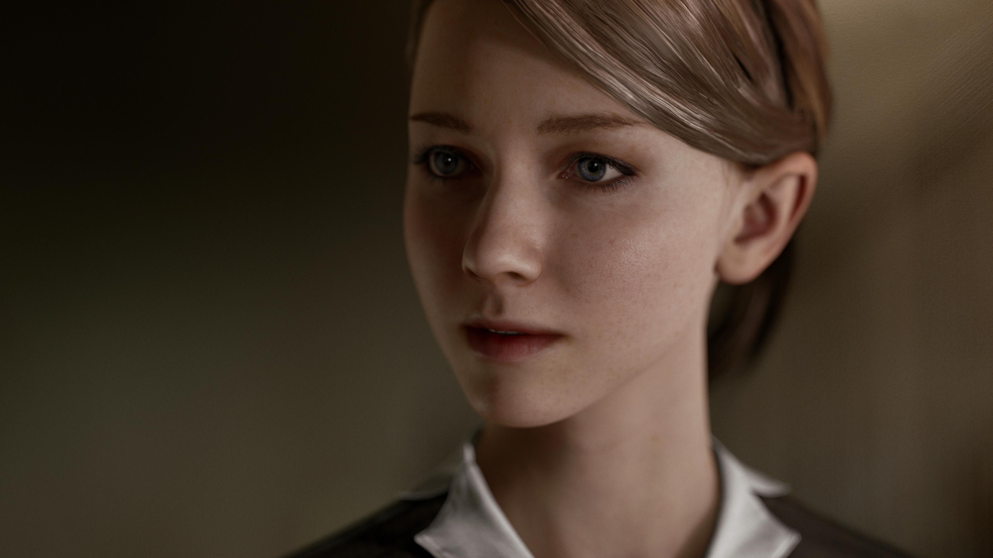 Gros plan d'une jeune fille aux cheveux bruns et aux yeux bleus.