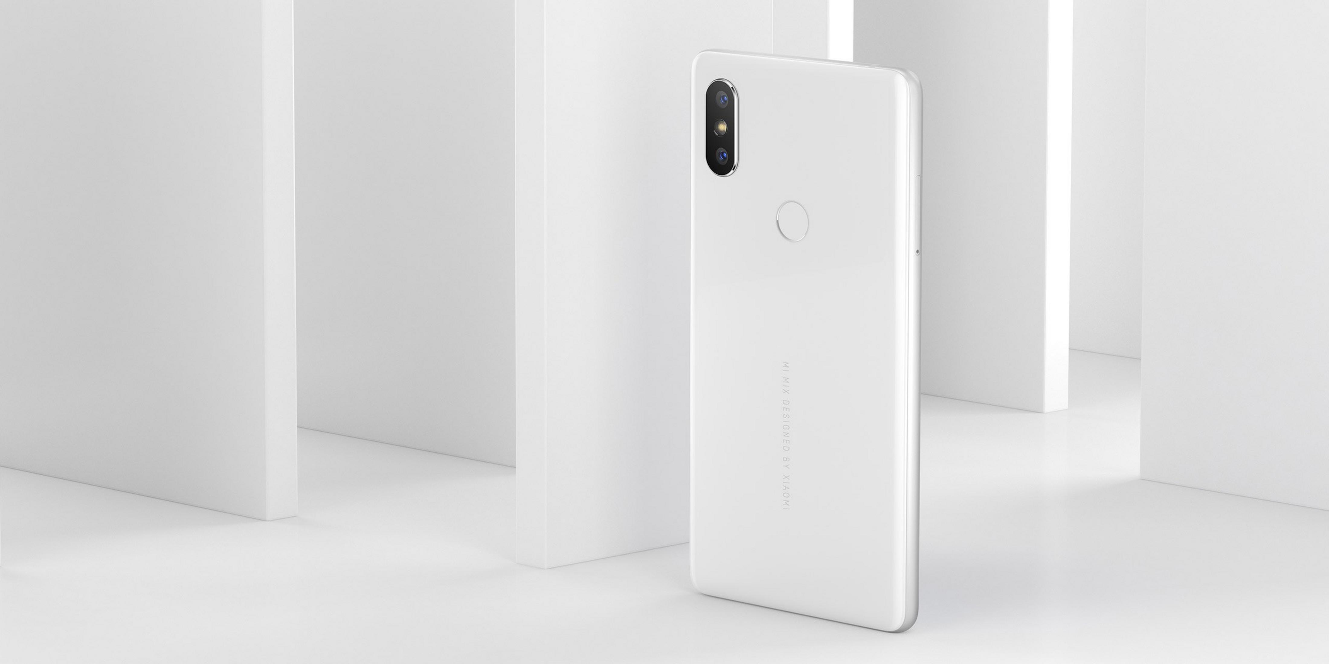 Ein weißes Smartphone mit zwei Kameras und Fingerabdrucksensor auf der Rückseite.