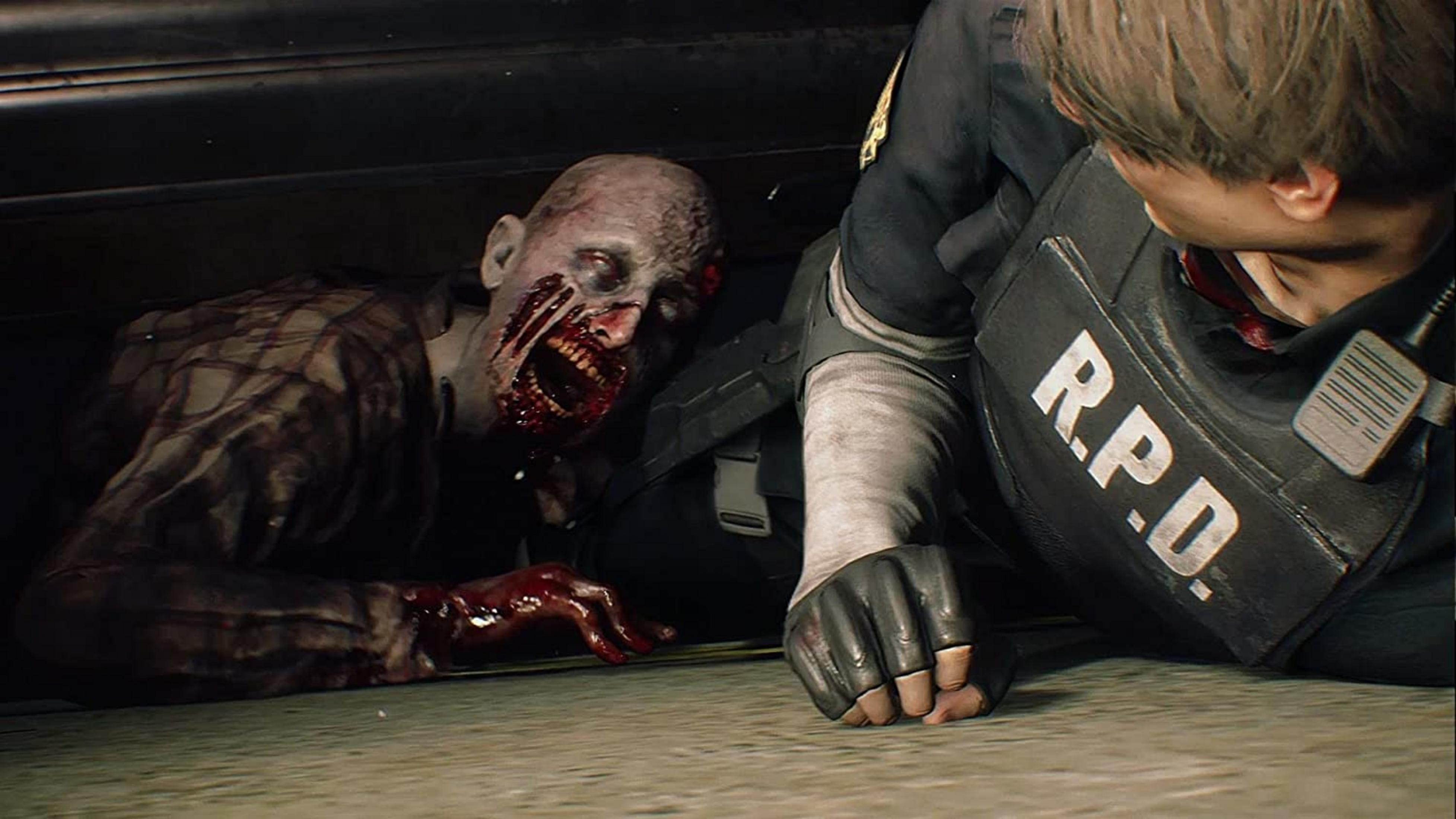 Un zombie surgit de sous un véhicule vers un policier en tenue tactique.