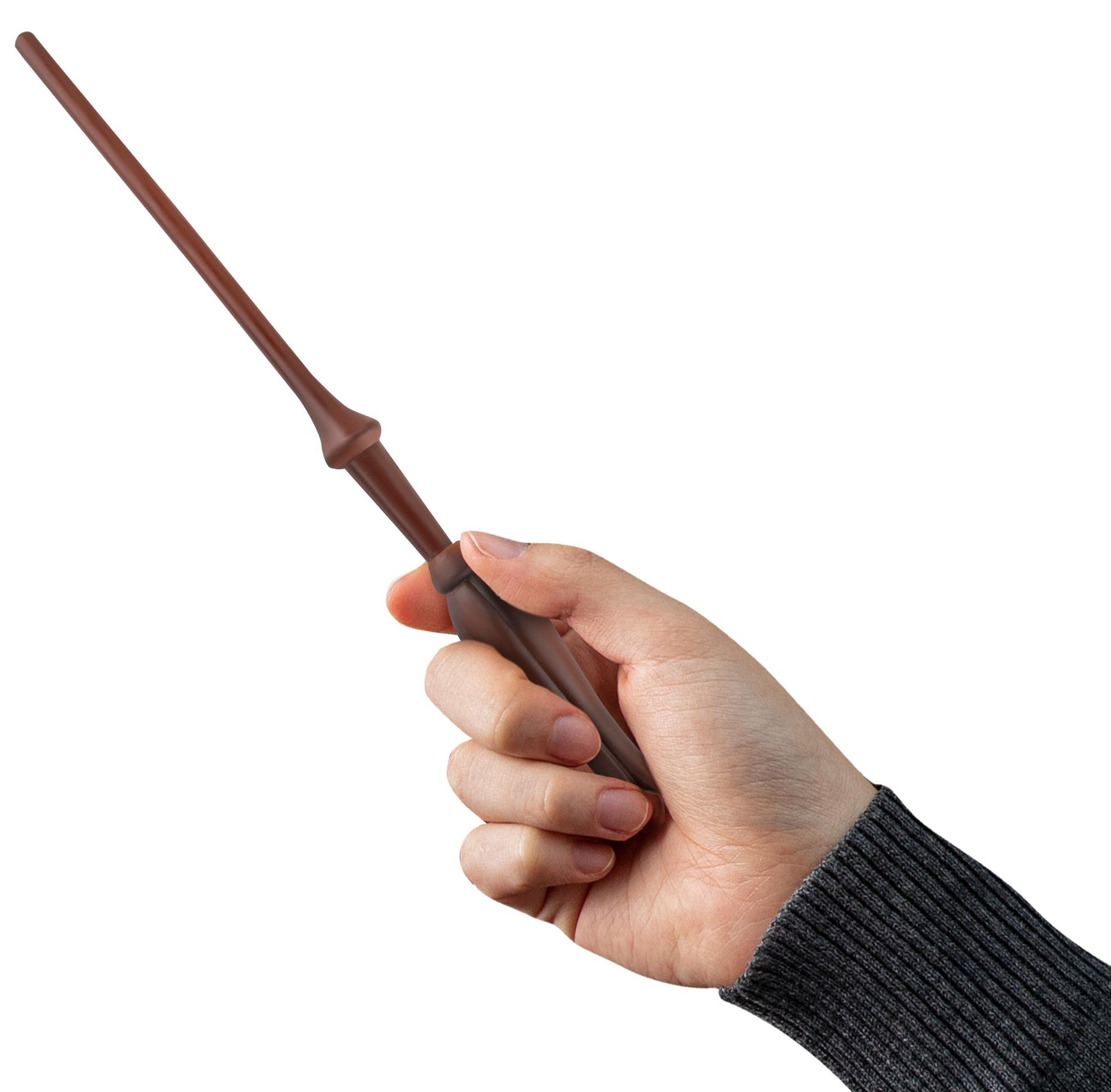 Eine Hand hält einen braunen Zauberstab mit einem weißen Hintergrund.