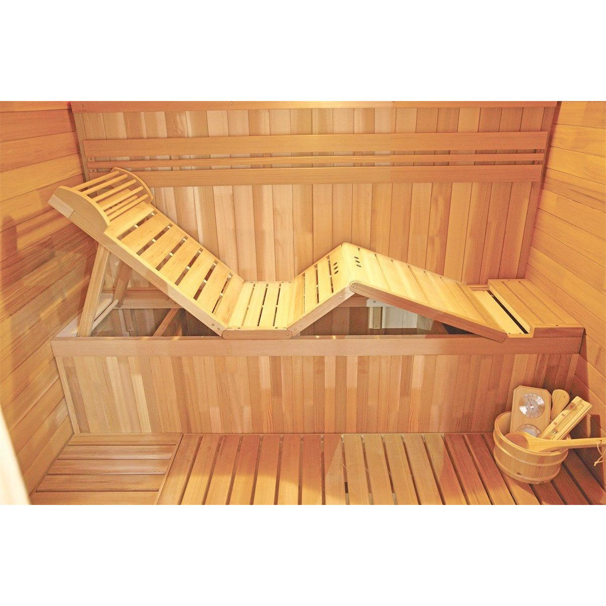 Un diván reclinable de madera dentro de una sauna con suelo y paredes de madera.