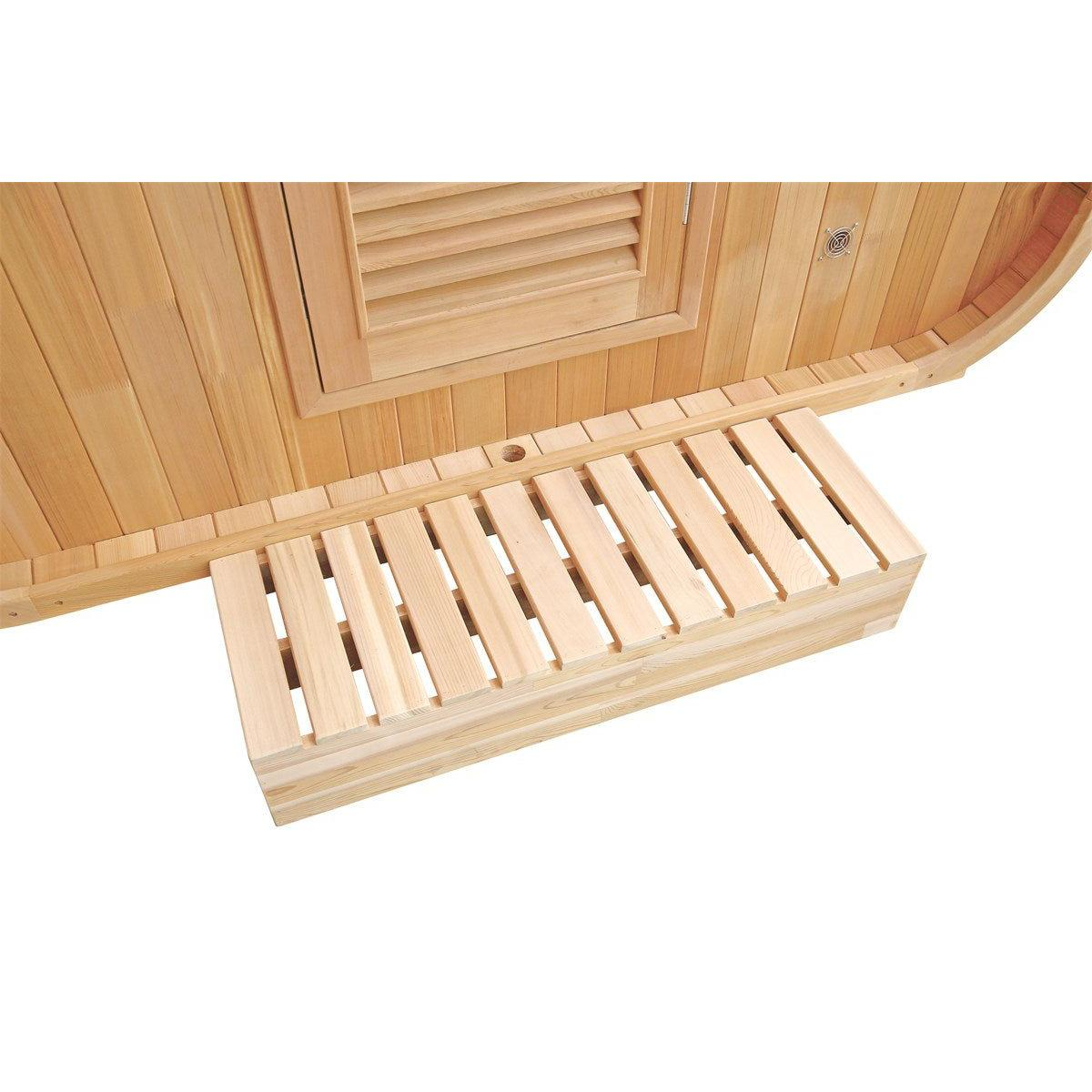 Escalones de madera y rejilla de ventilación en una sauna.