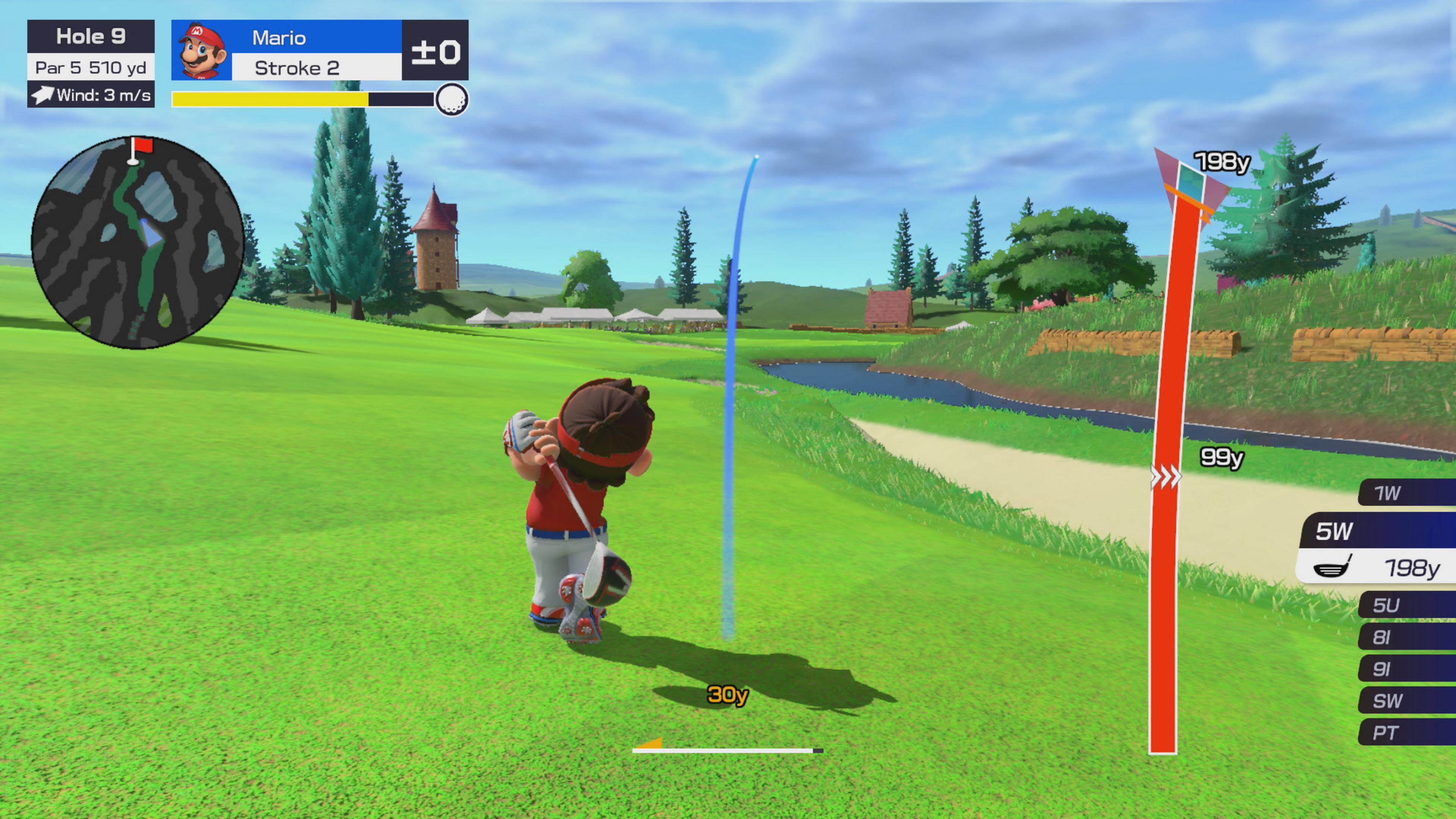 Mario inizia la buca 9, Par 5. Vento 3 m/s. Un gioco di golf.