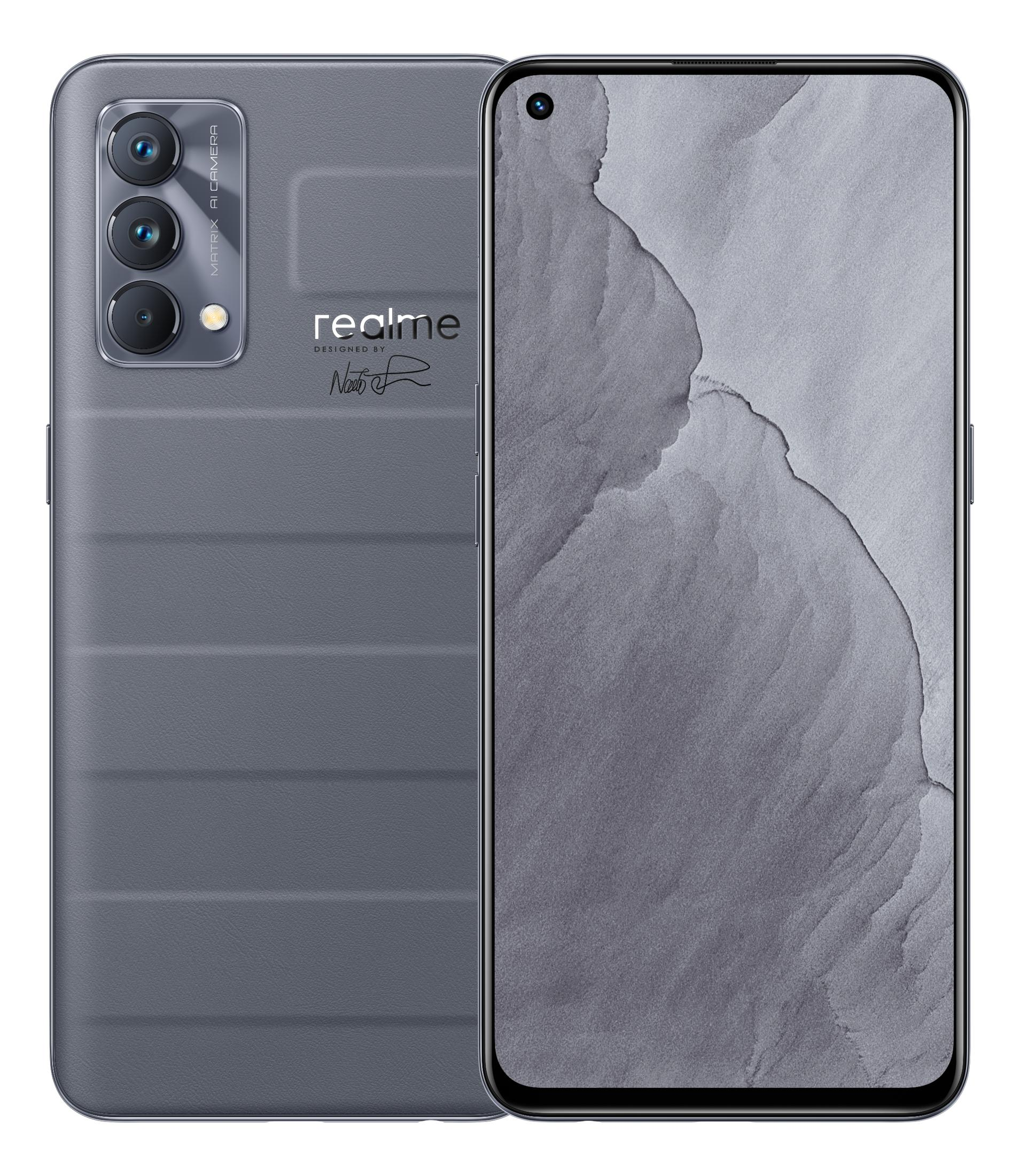 Graues Smartphone mit drei Kameras und Realme-Logo auf der Rückseite.
