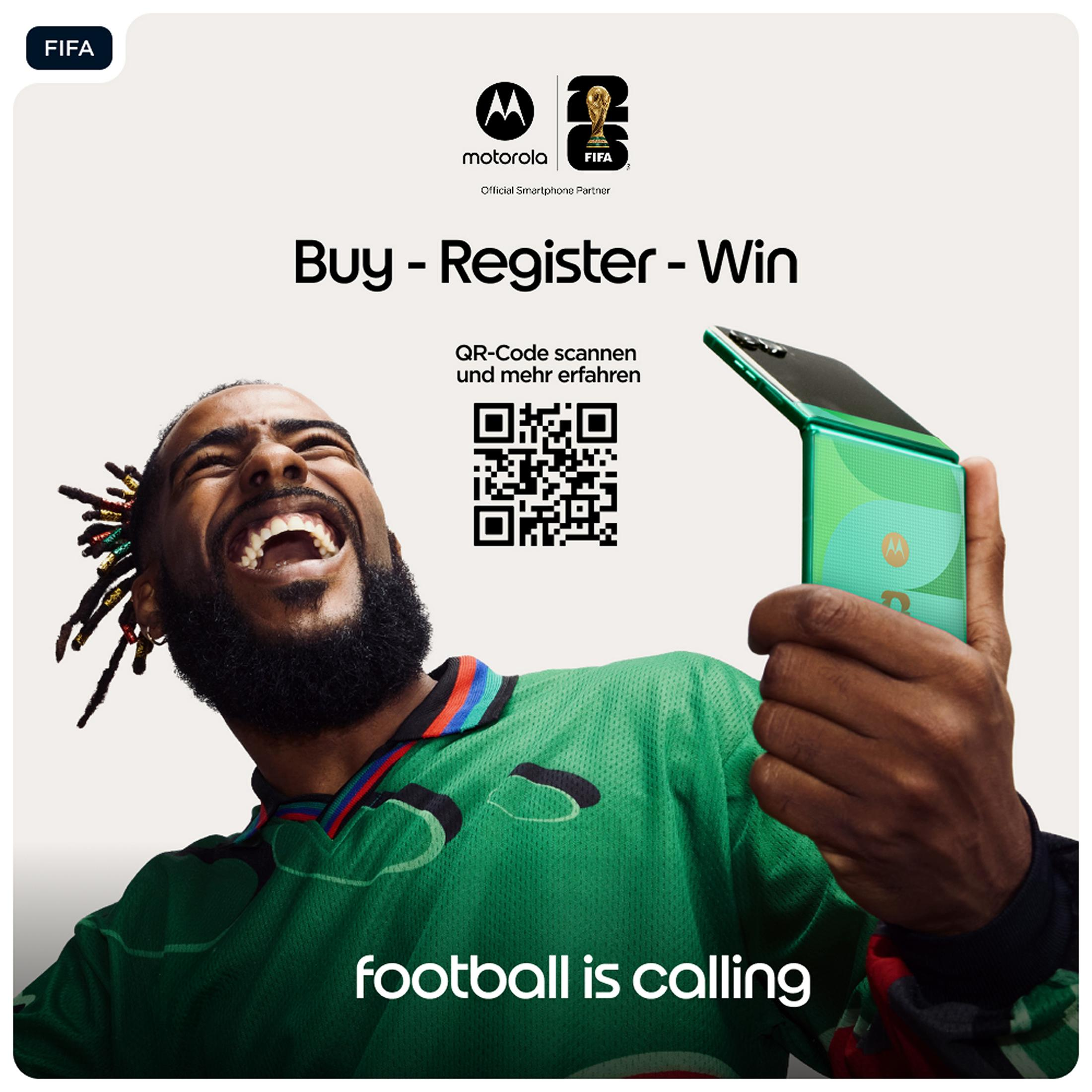 Uomo ride tenendo un telefono pieghevole Motorola, logo FIFA e codice QR. Testo: Buy-Register-Win