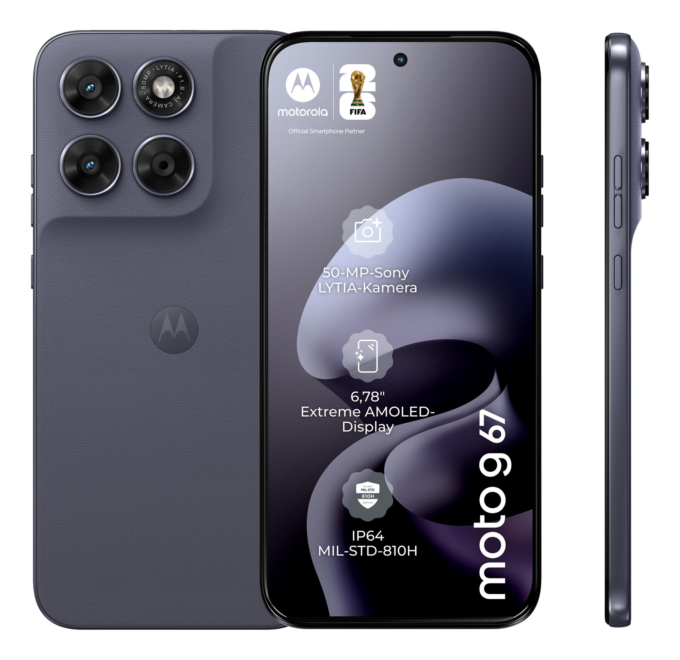 Telefon Motorola moto g 67, ciemnoszary, z poczwórnym aparatem i logo FIFA.