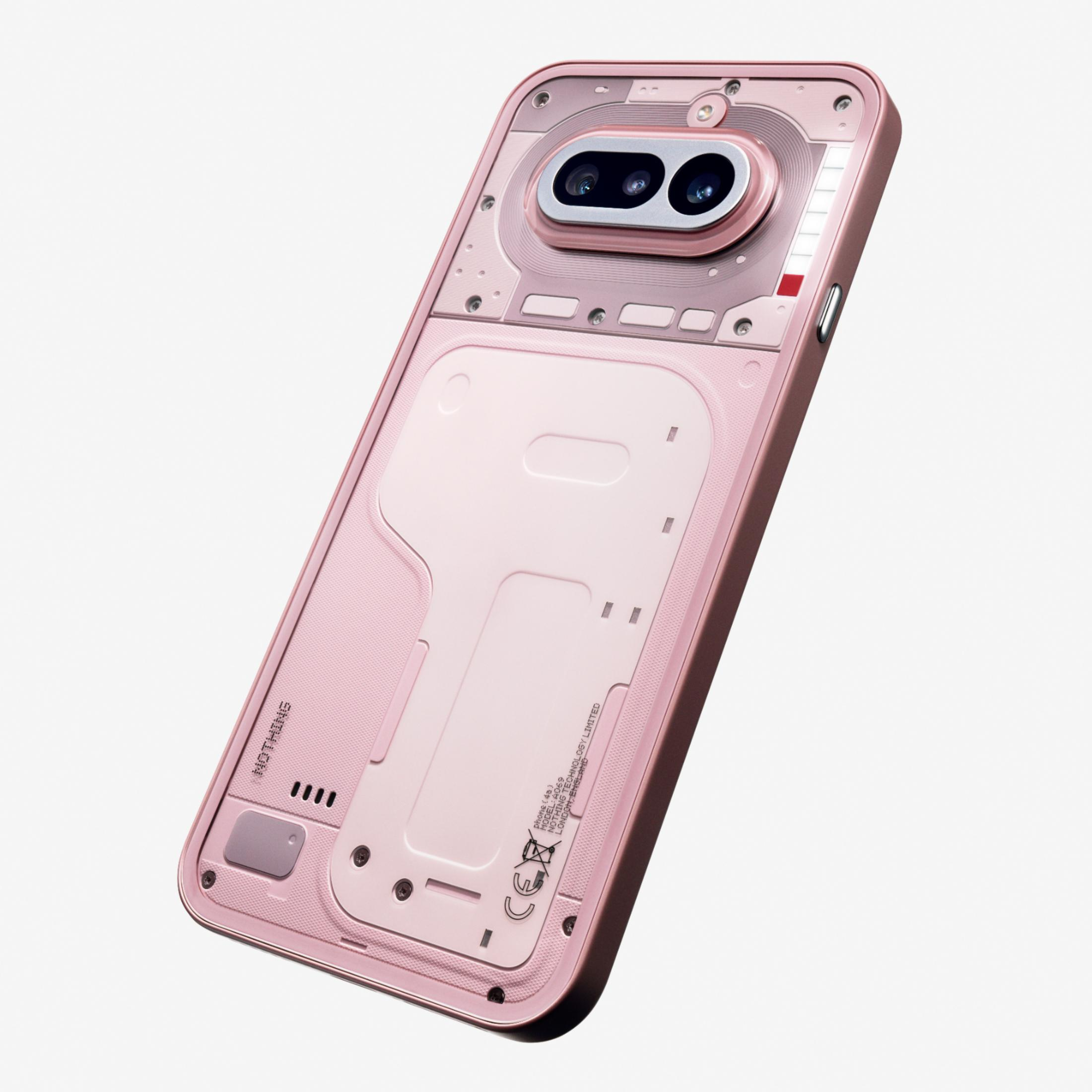 Różowe etui na telefon z aparatami i widocznymi detalami wewnętrznymi.
