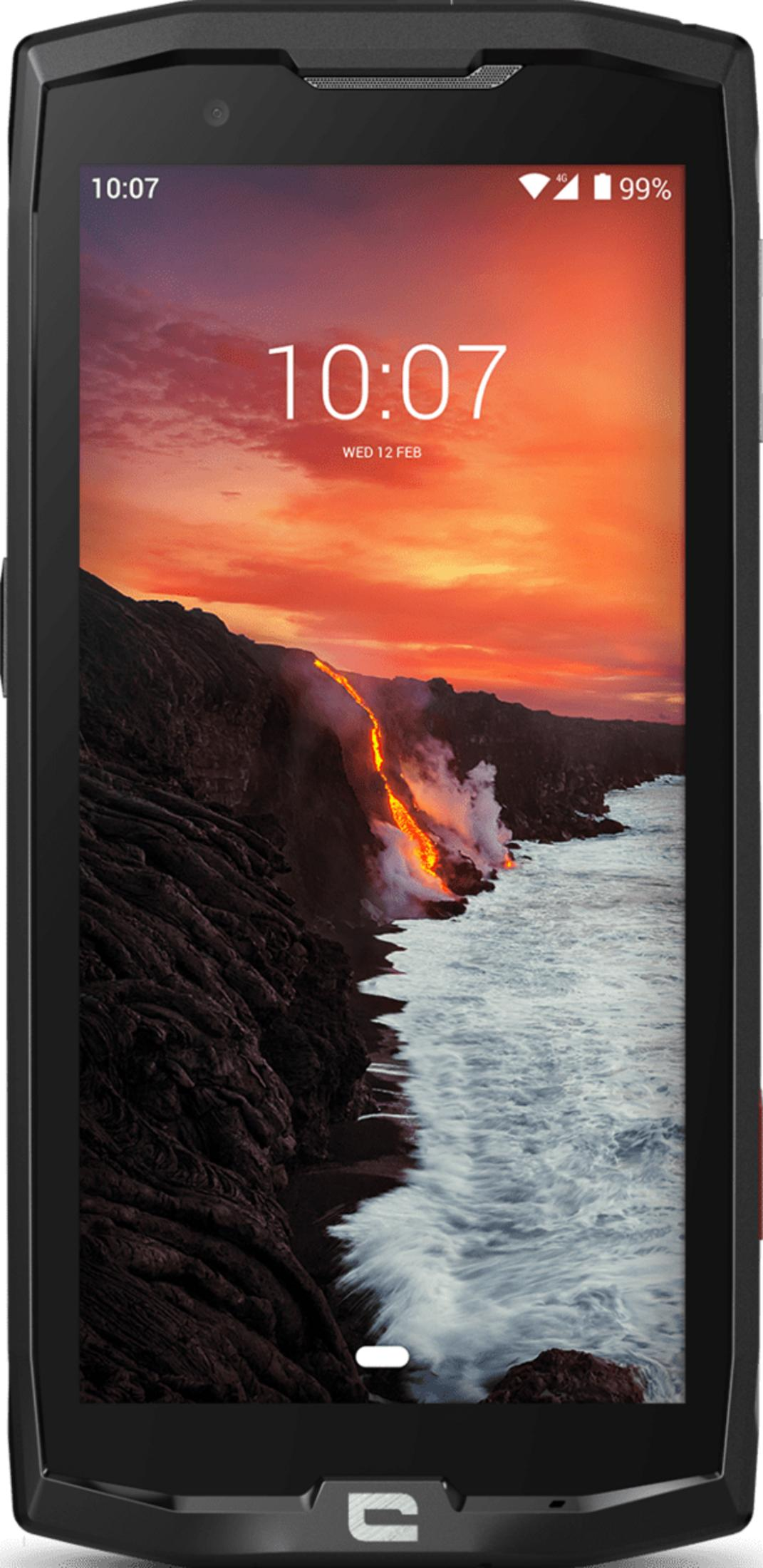 Ein Smartphone zeigt einen Vulkan mit Lava, die ins Meer fließt. Der Himmel ist orange.