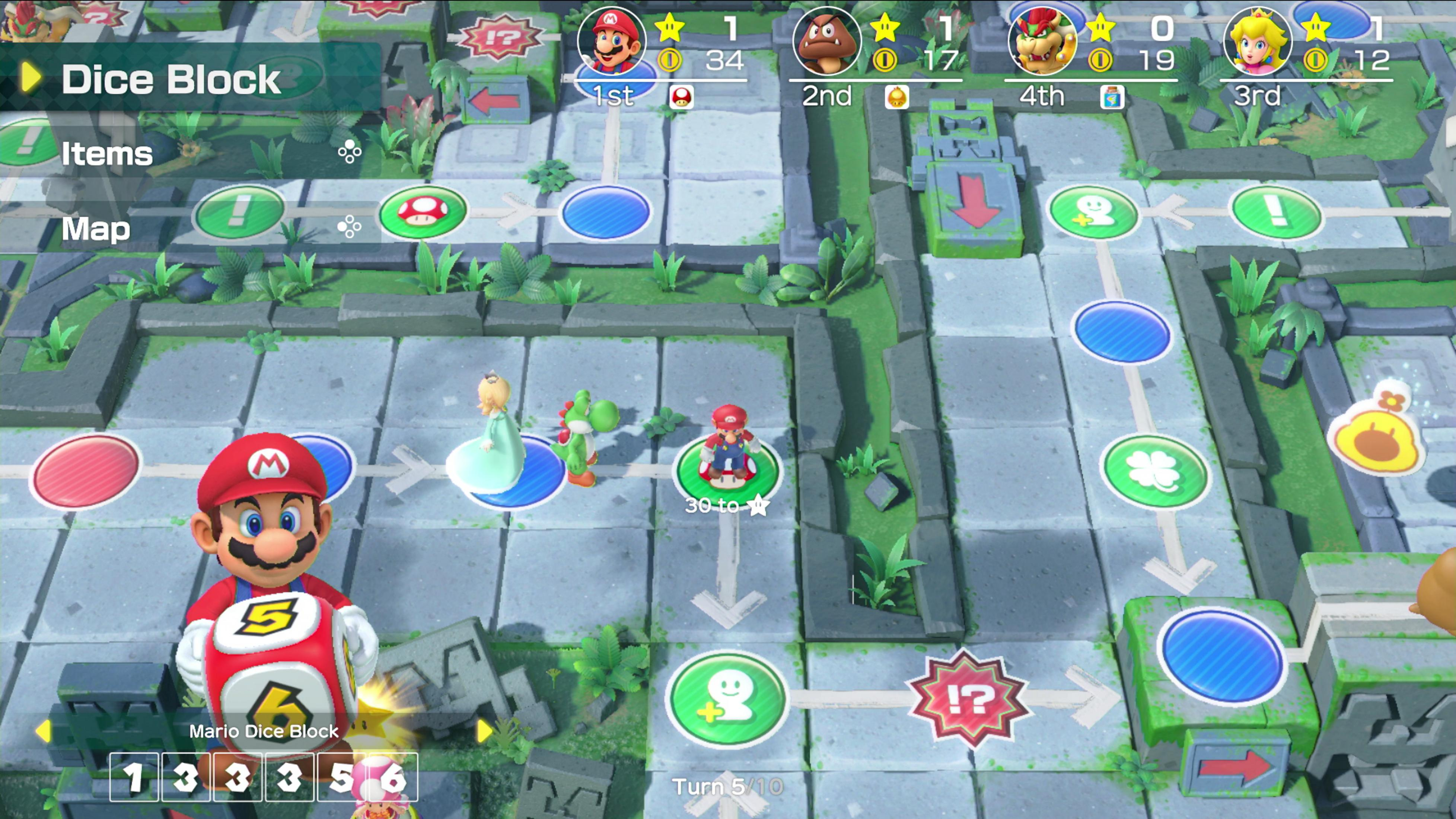 Gioco da tavolo Mario con personaggi come Mario, Luigi, Yoshi e Peach. Mario tiene un dado.