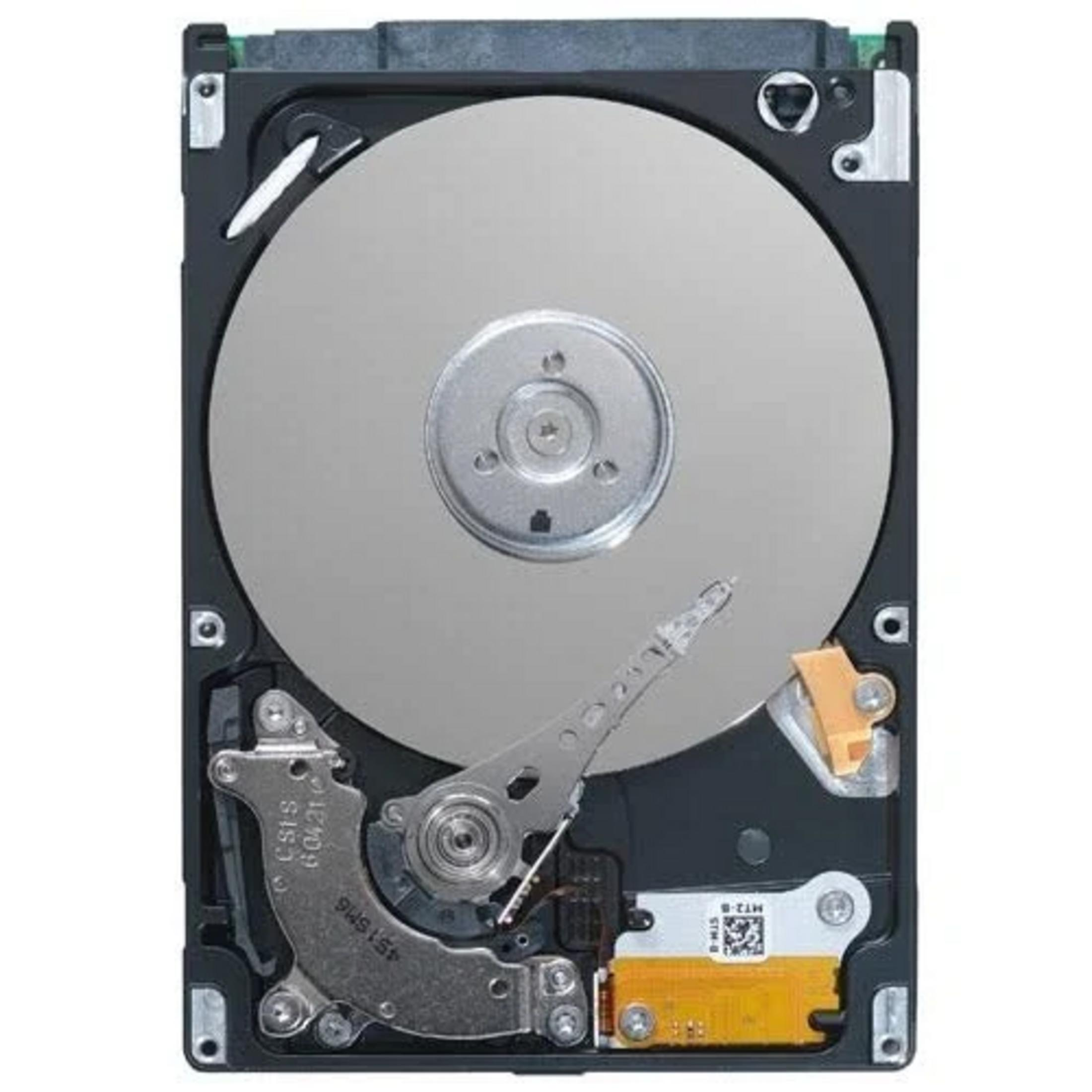 Un hard disk aperto mostra il piatto argentato, la testina di lettura/scrittura e l'elettronica.