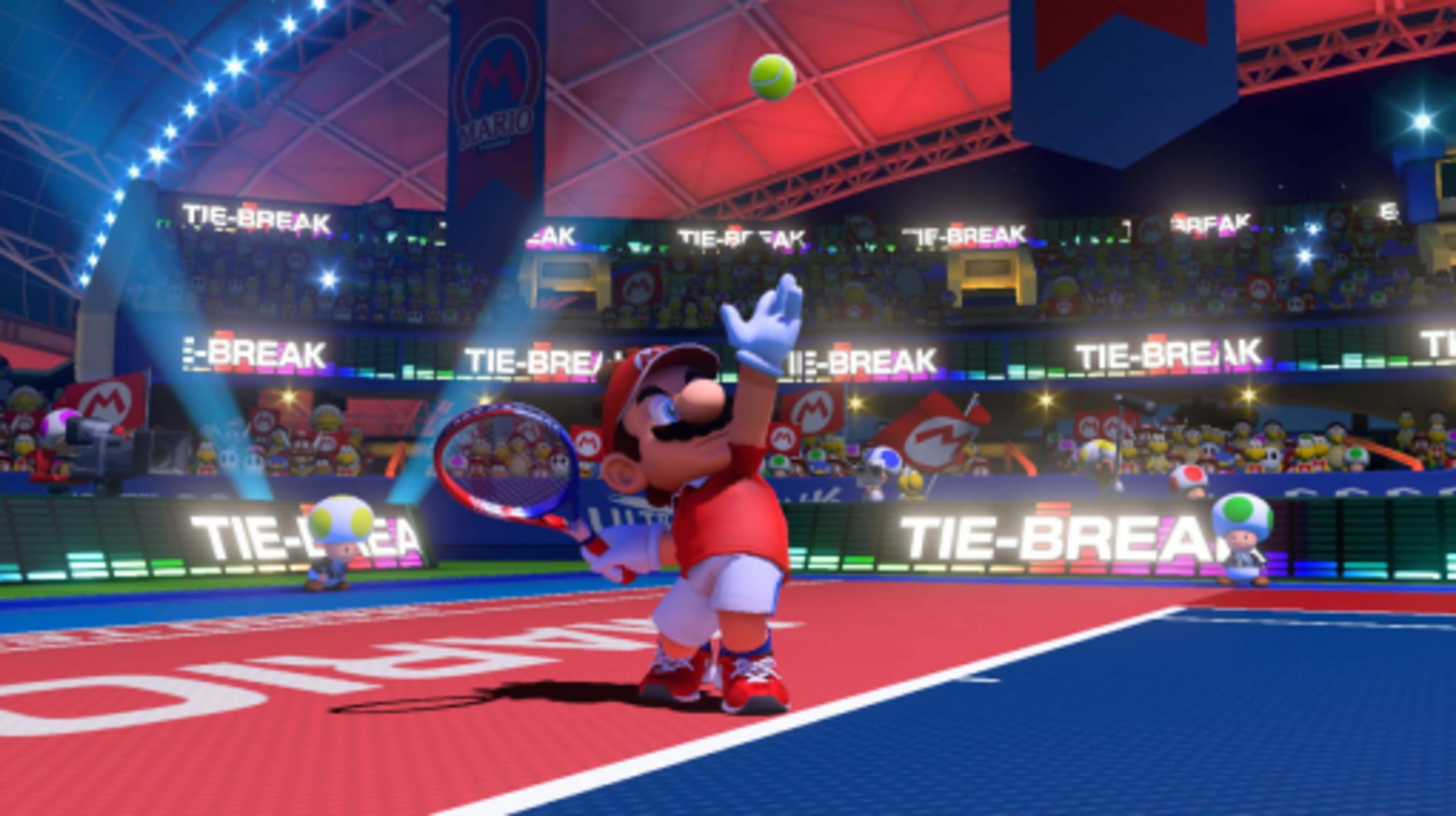 Mario lancia una palla da tennis in aria, brandendo la sua racchetta in campo.