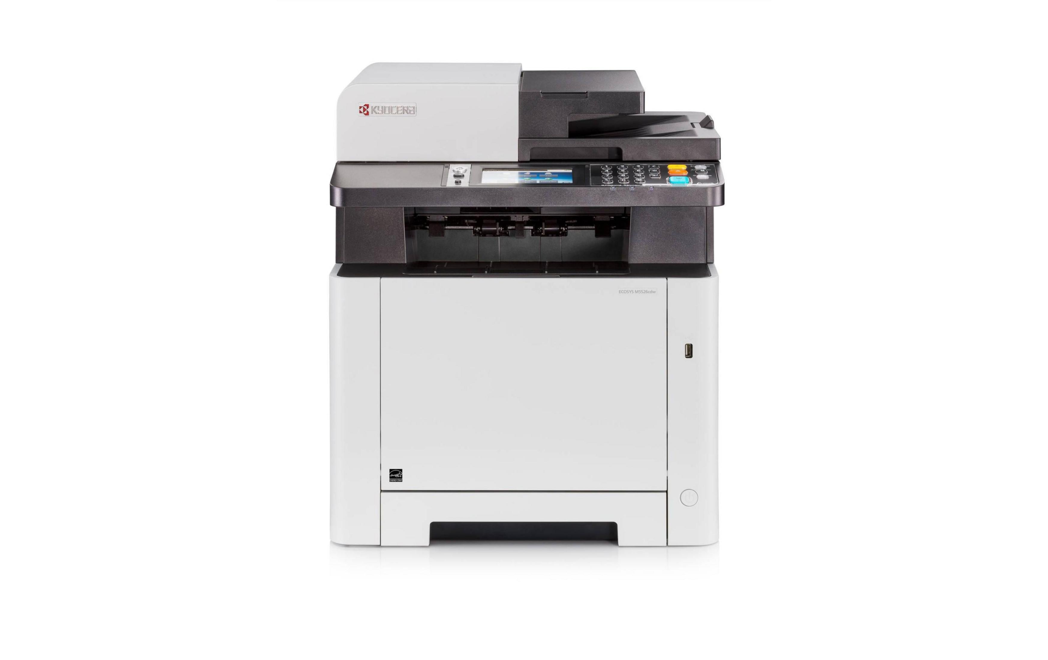 Una stampante multifunzione Kyocera ECOSYS M5526cdw bianca su sfondo bianco.