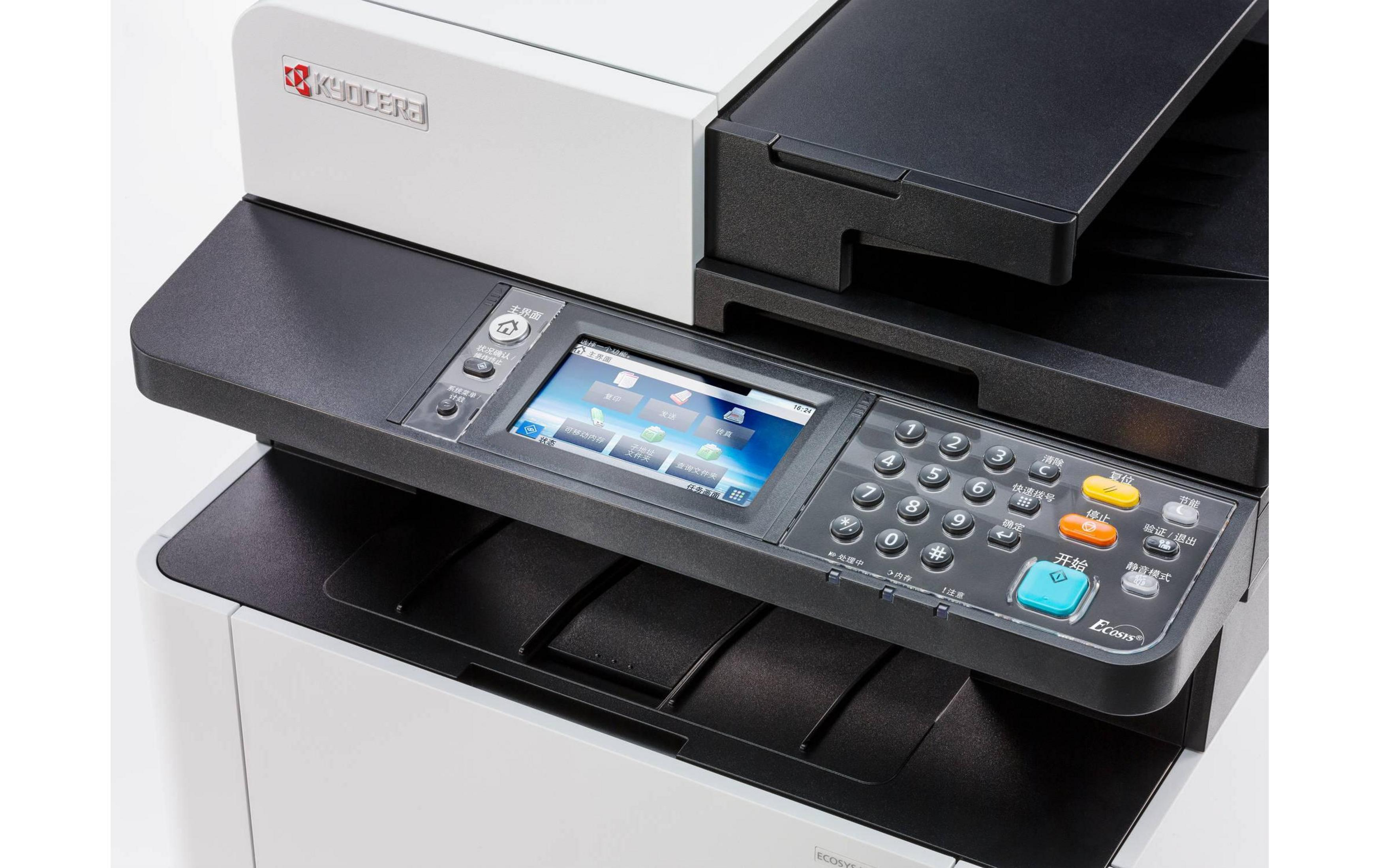 Primo piano di una stampante multifunzione Kyocera con display a colori e tastiera.