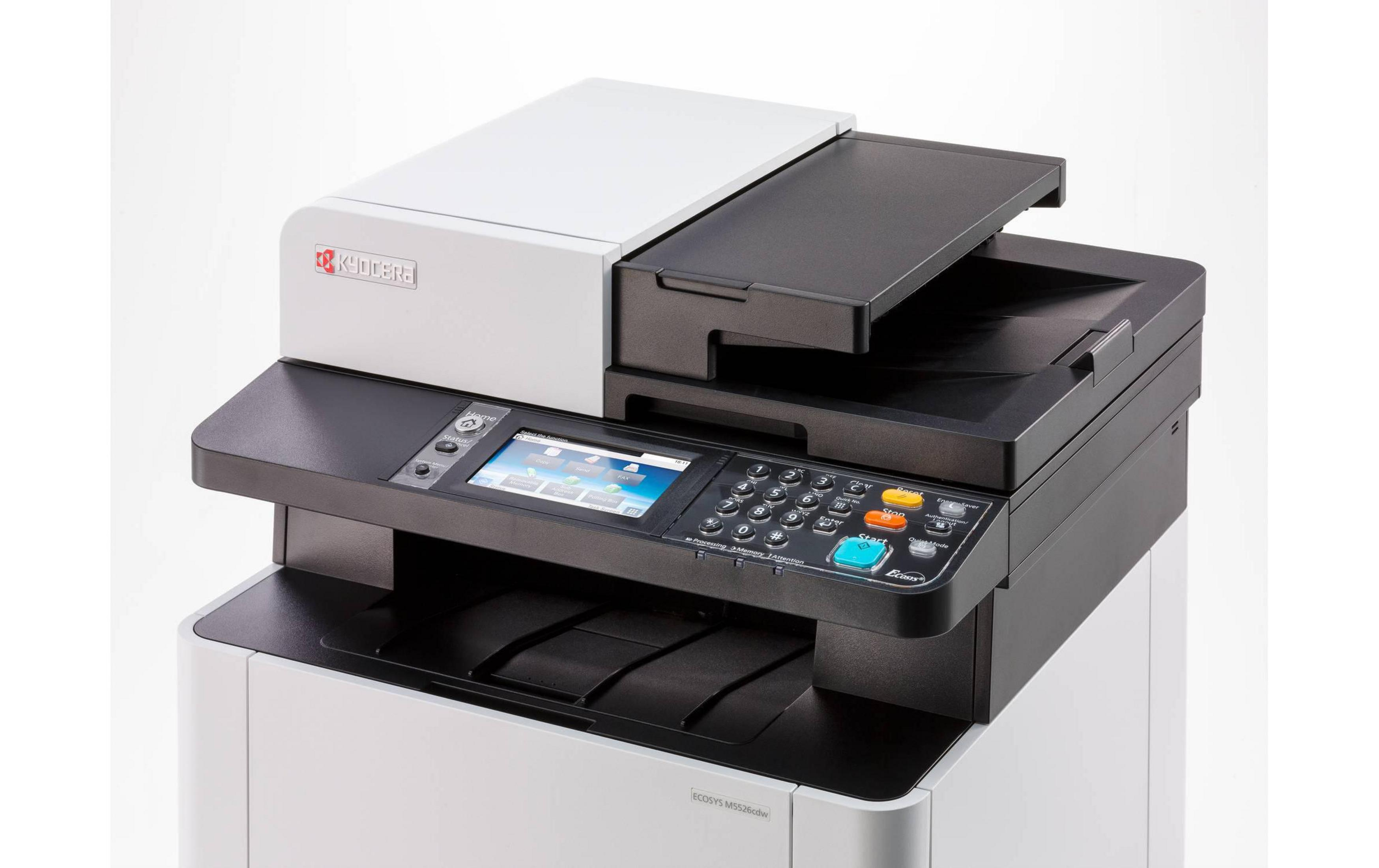 Una stampante multifunzione Kyocera ECOSYS M5526cdw con touchscreen e tastiera.