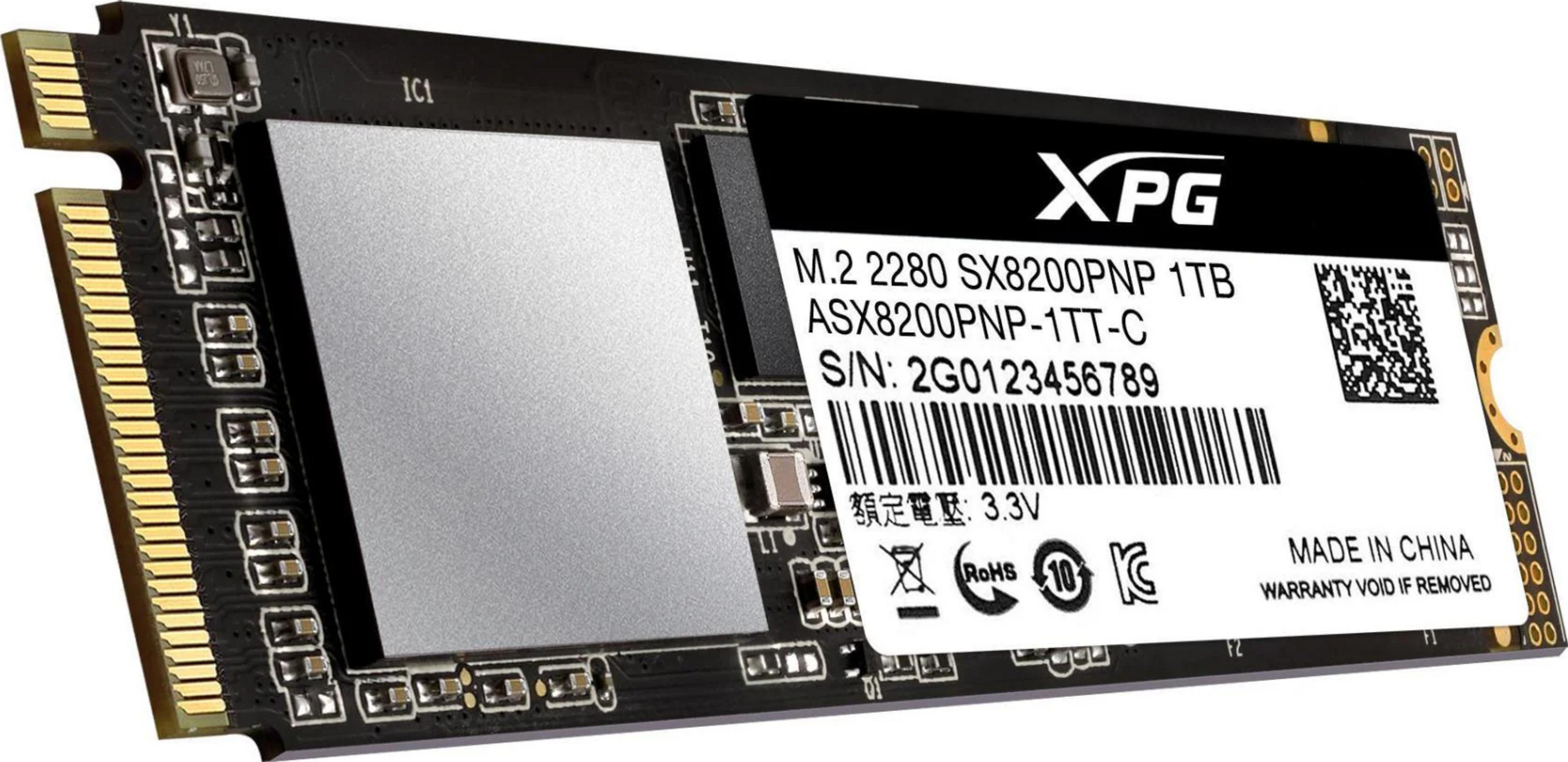 Un SSD M.2 con PCB nero, copertura argentata e logo XPG. Etichettato con le specifiche.