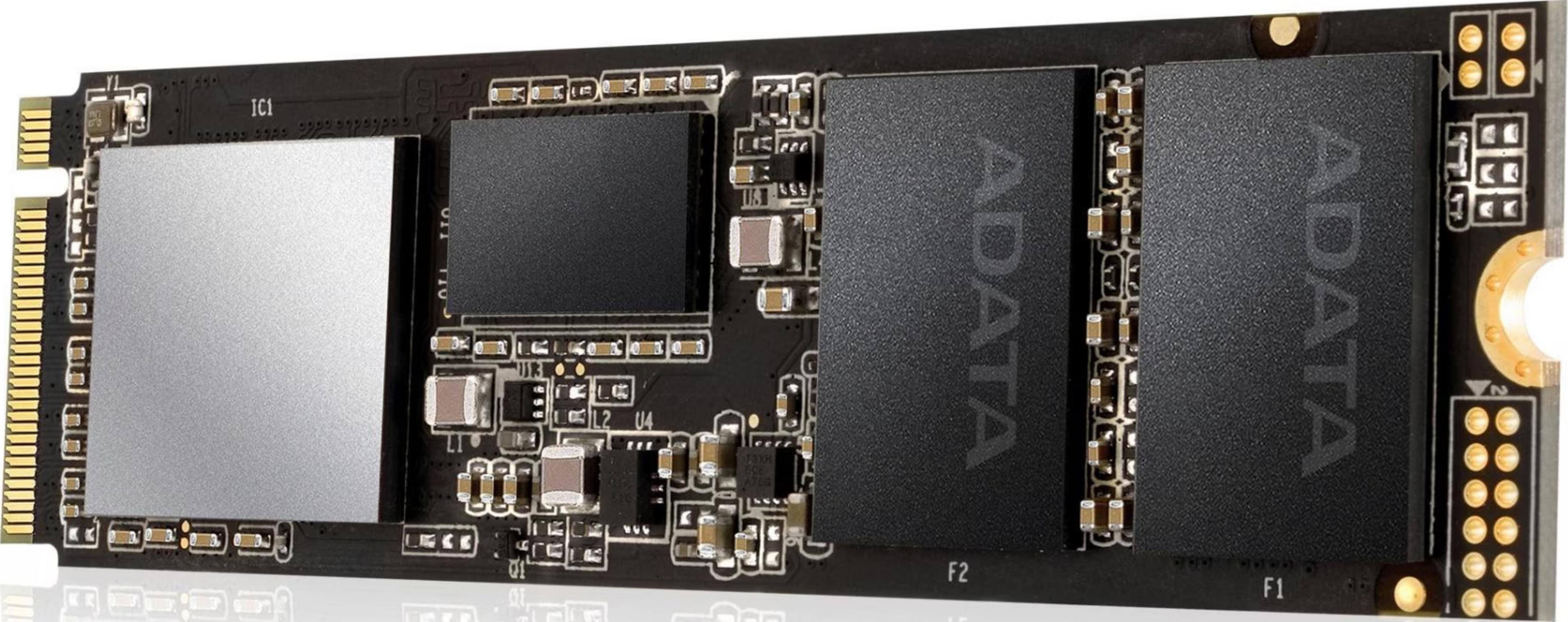 Un SSD M.2 con quattro chip su un PCB nero con contatti dorati.