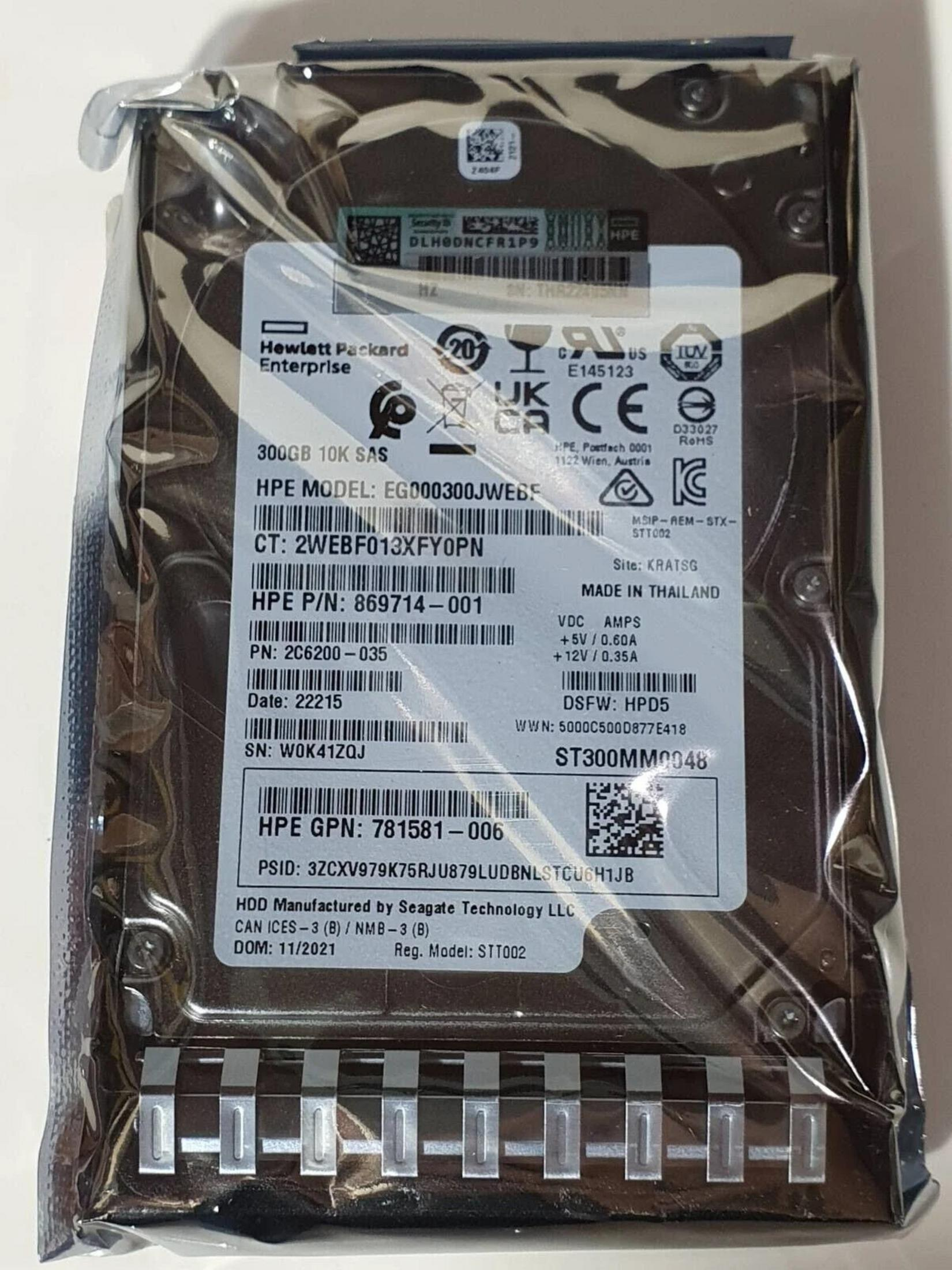 Un disco duro HPE SAS de 300GB 10K sellado con etiquetas.