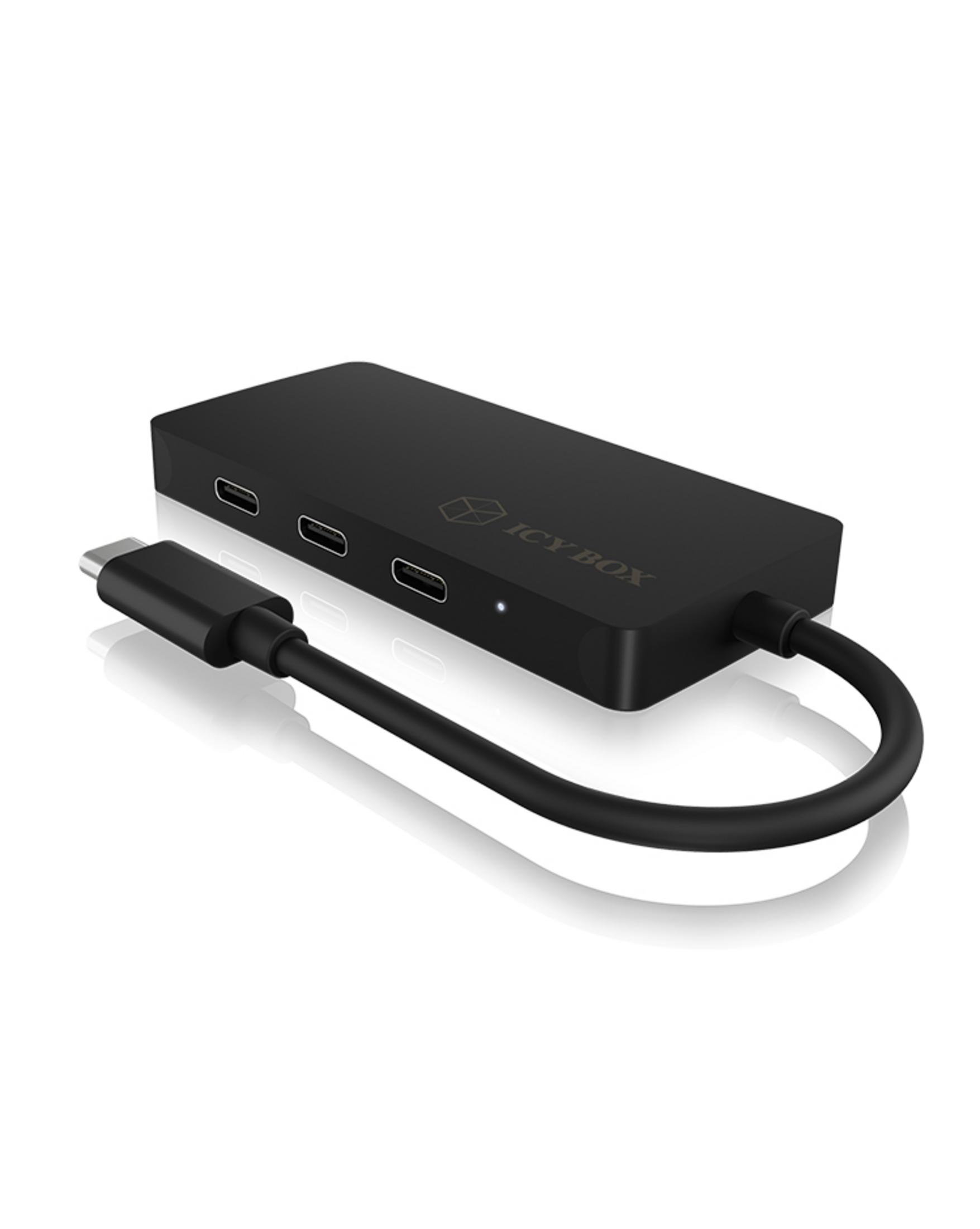 Schwarzer USB-C-Hub mit drei Anschlüssen und einem angeschlossenen Kabel.