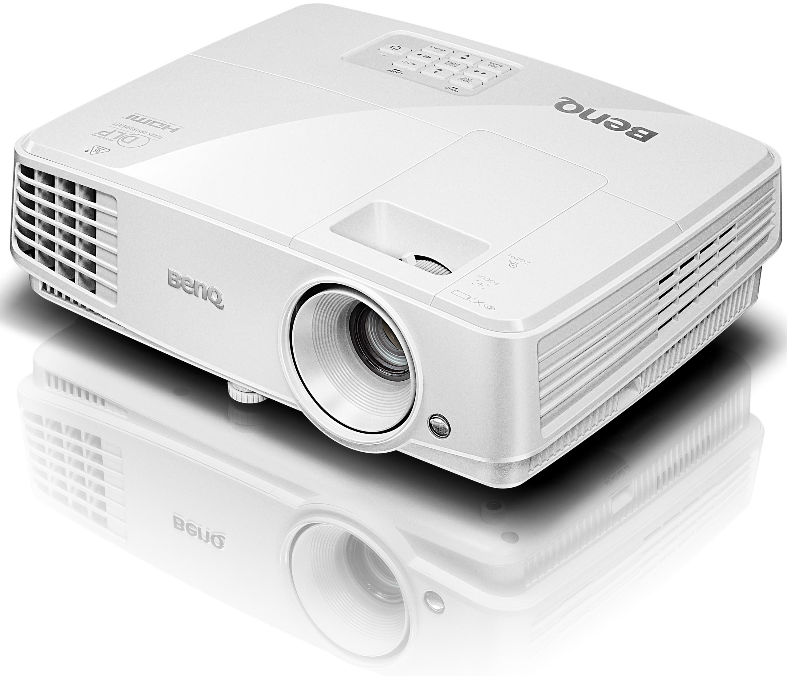 Un proiettore BenQ bianco con lente, prese d'aria e pulsanti di controllo.