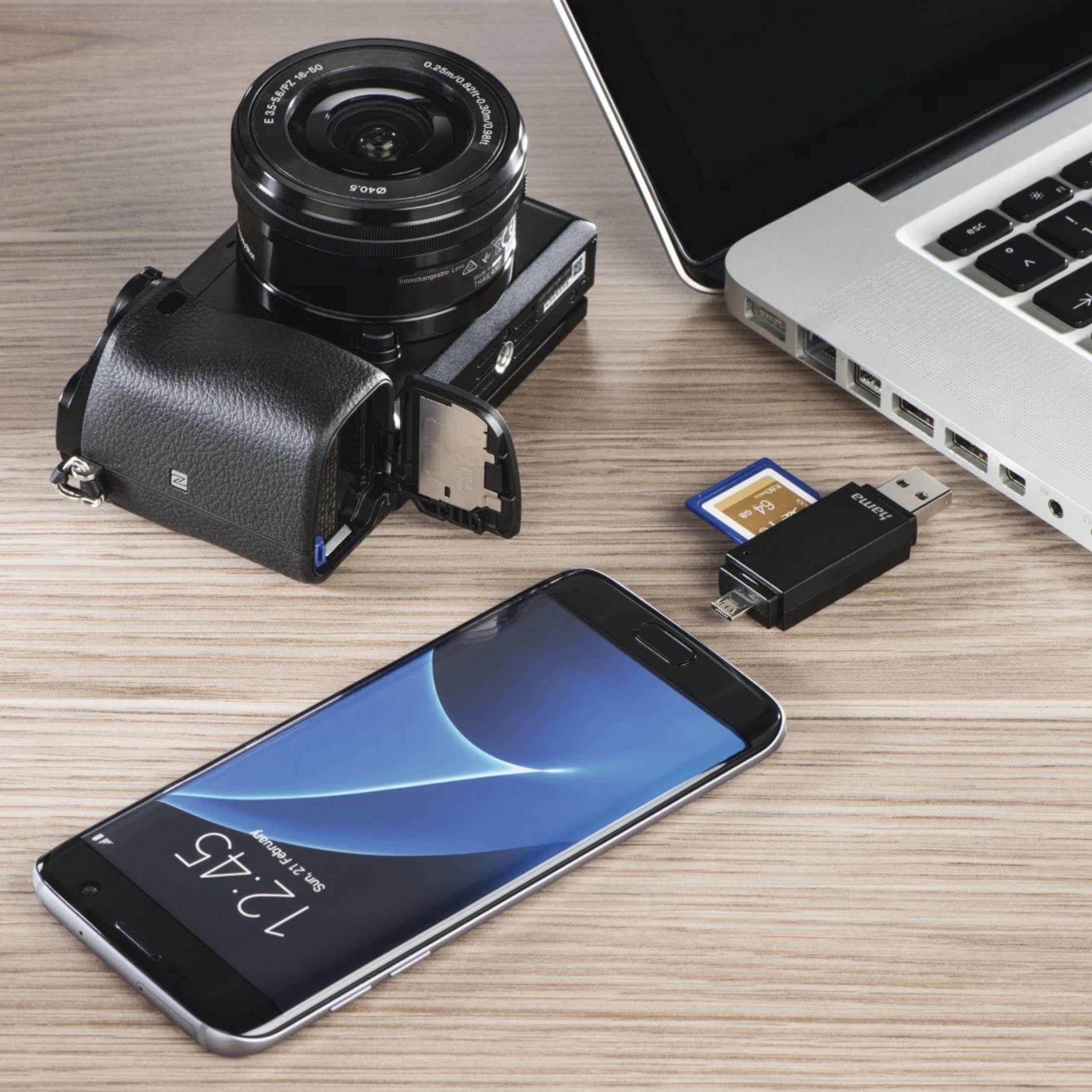 Smartfon, aparat, laptop i adapter USB na drewnianym stole.